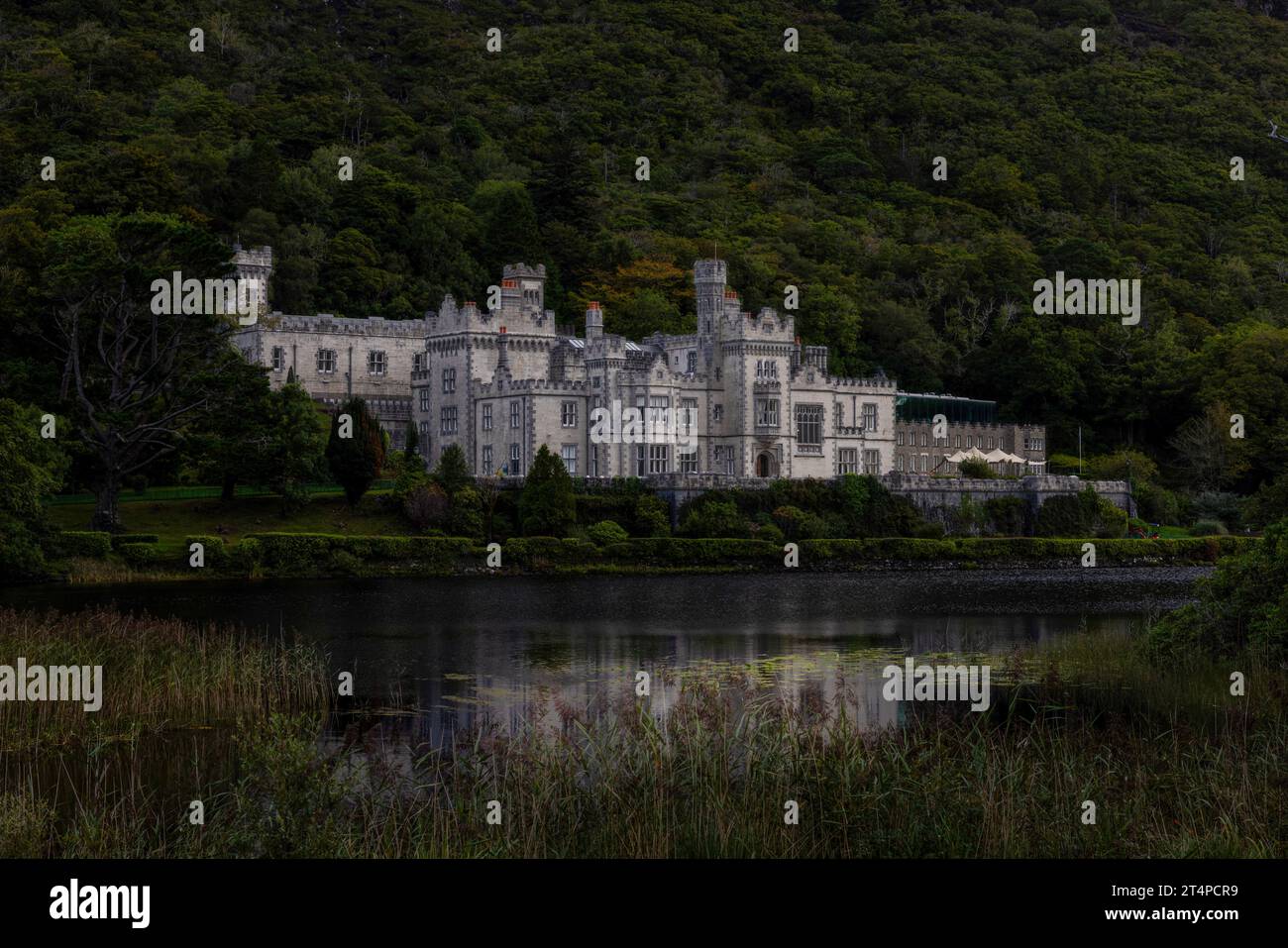 Kylemore Abbey ist ein Benediktinerkloster aus dem 19. Jahrhundert mit gotischer Architektur und viktorianischen ummauerten Gärten in Connemara, Irland. Stockfoto