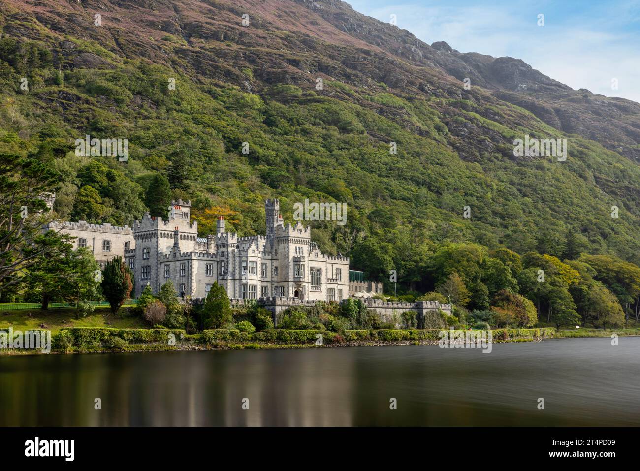 Kylemore Abbey ist ein Benediktinerkloster aus dem 19. Jahrhundert mit gotischer Architektur und viktorianischen ummauerten Gärten in Connemara, Irland. Stockfoto