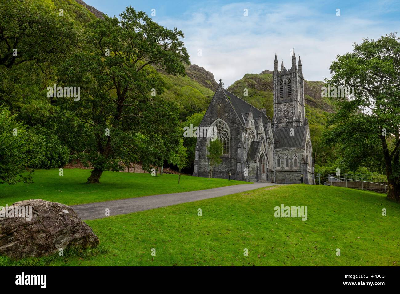 Kylemore Abbey ist ein Benediktinerkloster aus dem 19. Jahrhundert mit gotischer Architektur und viktorianischen ummauerten Gärten in Connemara, Irland. Stockfoto