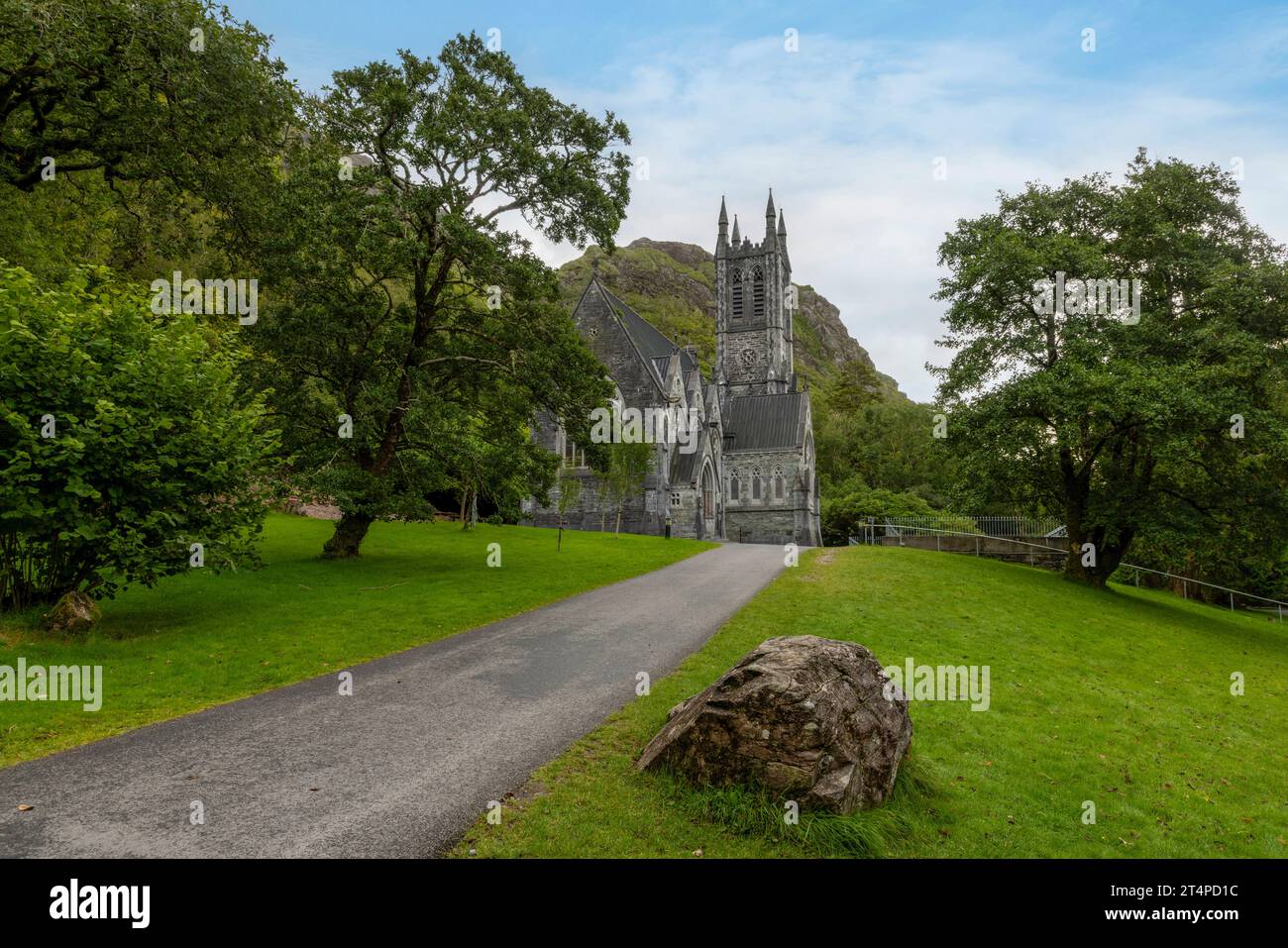 Kylemore Abbey ist ein Benediktinerkloster aus dem 19. Jahrhundert mit gotischer Architektur und viktorianischen ummauerten Gärten in Connemara, Irland. Stockfoto