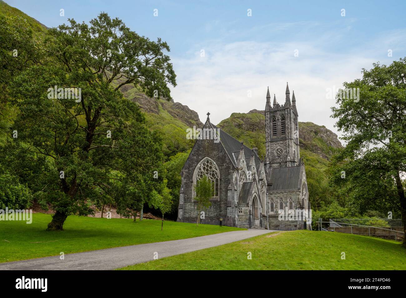Kylemore Abbey ist ein Benediktinerkloster aus dem 19. Jahrhundert mit gotischer Architektur und viktorianischen ummauerten Gärten in Connemara, Irland. Stockfoto