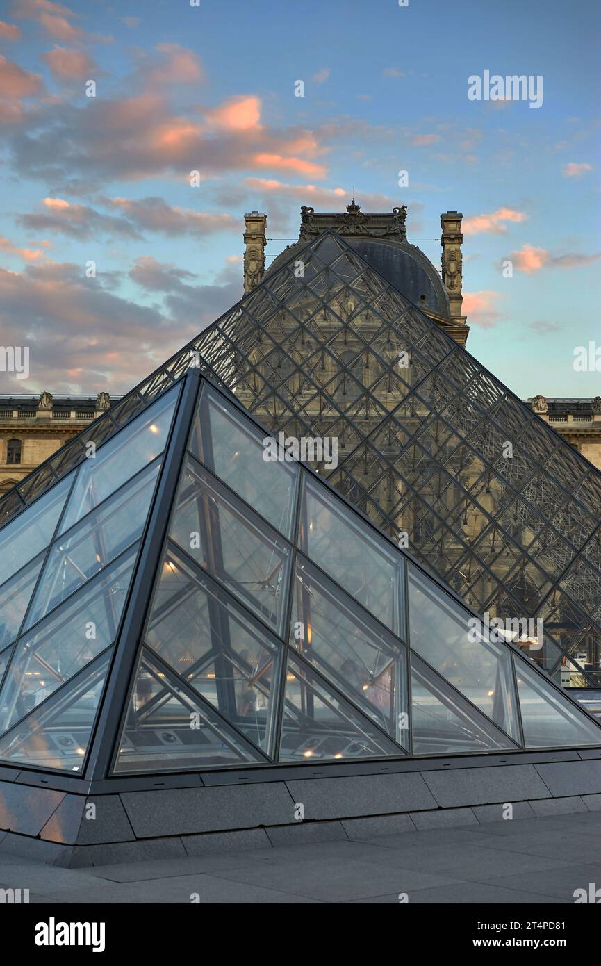 Blick auf die Glaspyramiden des Louvre-Palastes bei Sonnenuntergang Stockfoto