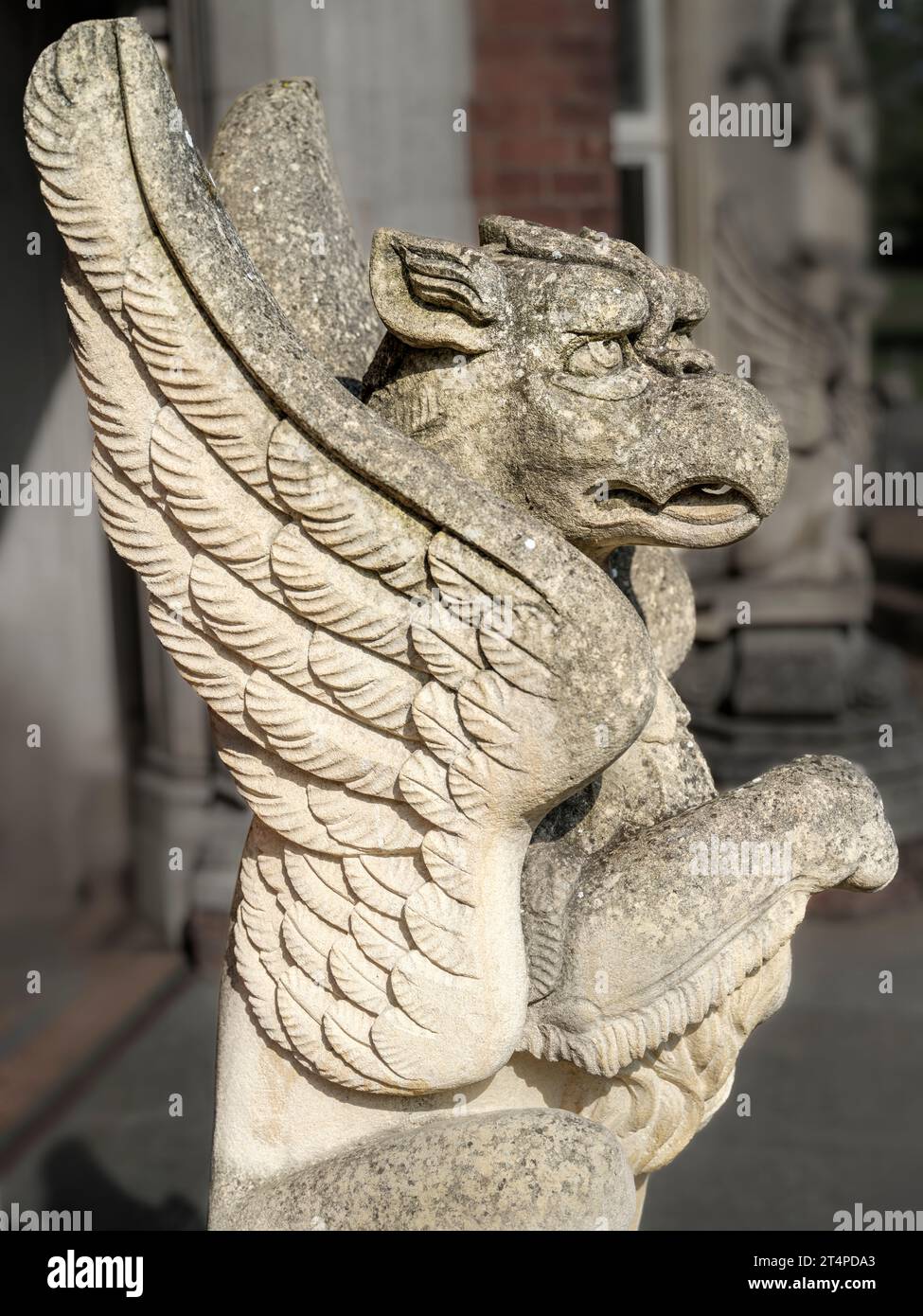 Ein Detail von einem der Griffins, die den Eingang zum Herrenhaus Bletchley Park bewachen. Bekannt als „Station X“, war Bletchley Park die Heimat des Code-Breake Stockfoto