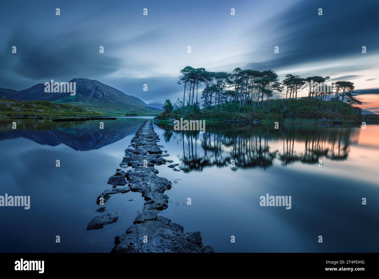 Derryclare Lough ist ein Süßwassersee, der von den Twelve Bens Bergen und Wäldern in Connemara, Irland, umgeben ist. Stockfoto