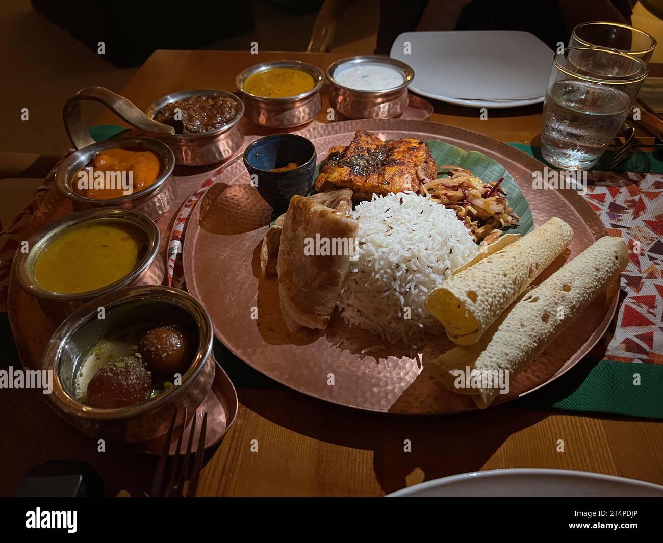 Indischer Thali ohne Gemüse, serviert am Tisch zum Abendessen. Traditionelle indische Mahlzeit. Stockfoto