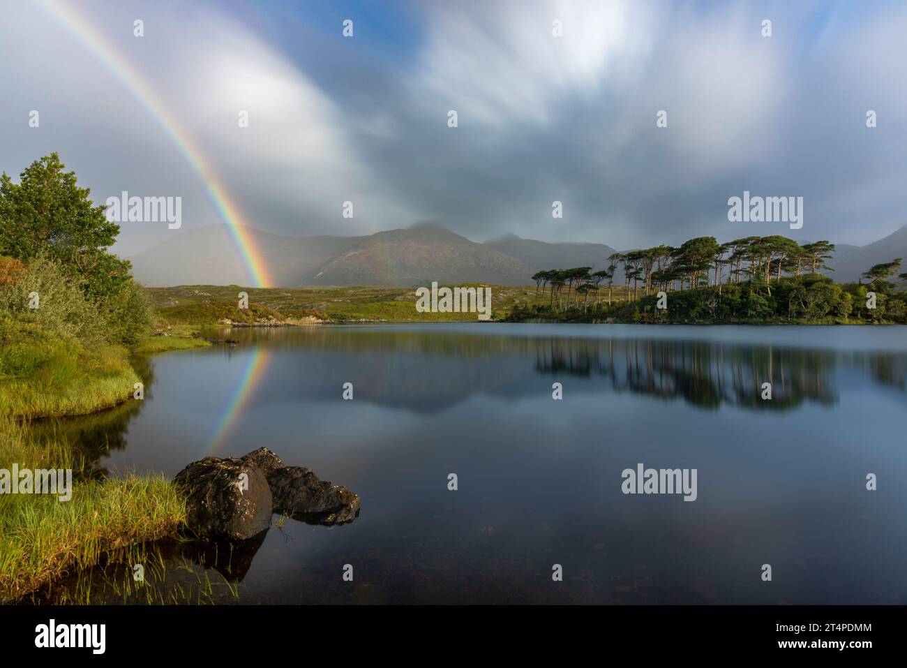 Derryclare Lough ist ein Süßwassersee, der von den Twelve Bens Bergen und Wäldern in Connemara, Irland, umgeben ist. Stockfoto