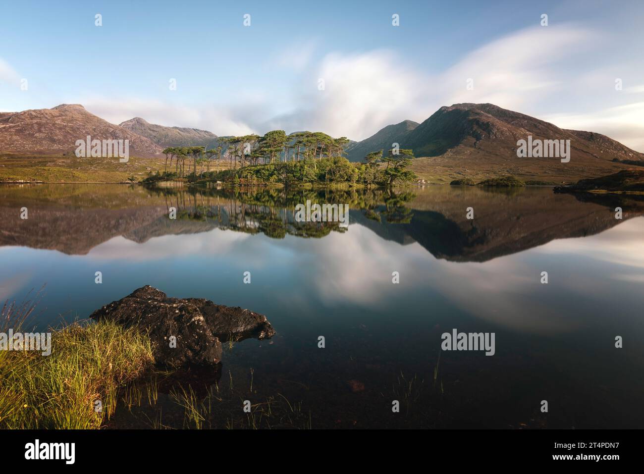 Derryclare Lough ist ein Süßwassersee, der von den Twelve Bens Bergen und Wäldern in Connemara, Irland, umgeben ist. Stockfoto