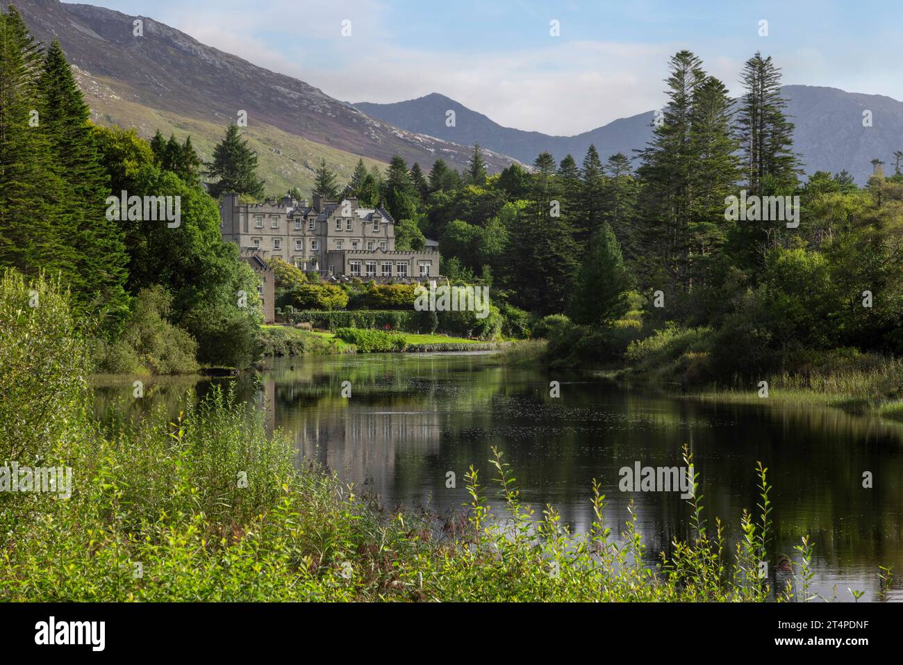 Ballynahinch Castle ist ein luxuriöses Schlosshotel aus dem 18. Jahrhundert, das für seine Lachsfischerei und die atemberaubende Landschaft auf einem privaten Anwesen in Connemara, Irela, bekannt ist Stockfoto