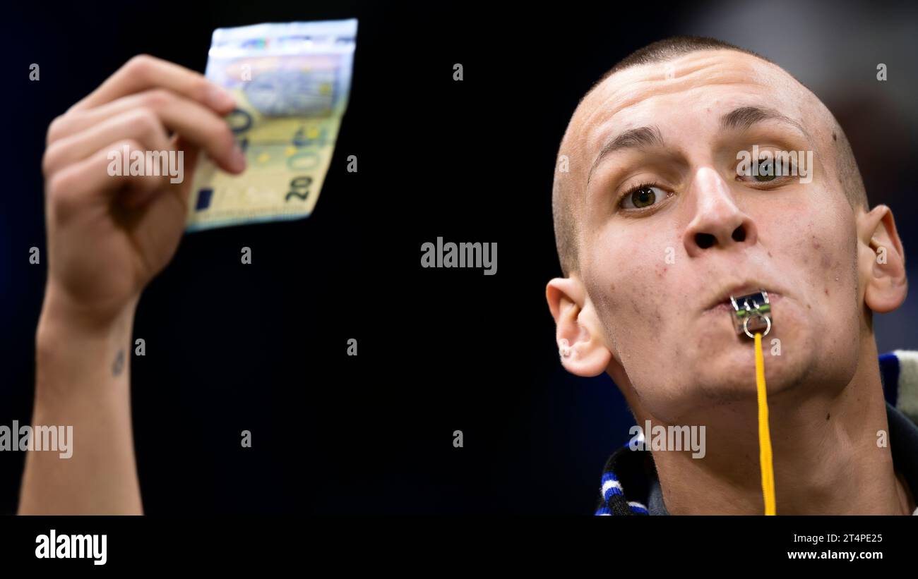 Ein Fan des FC Internazionale pfeift und winkt beim warm Up vor dem Fußballspiel der Serie A zwischen dem FC Internazionale und AS Roma eine 20-Euro-Note gegen Romelu Lukaku von AS Roma. Stockfoto