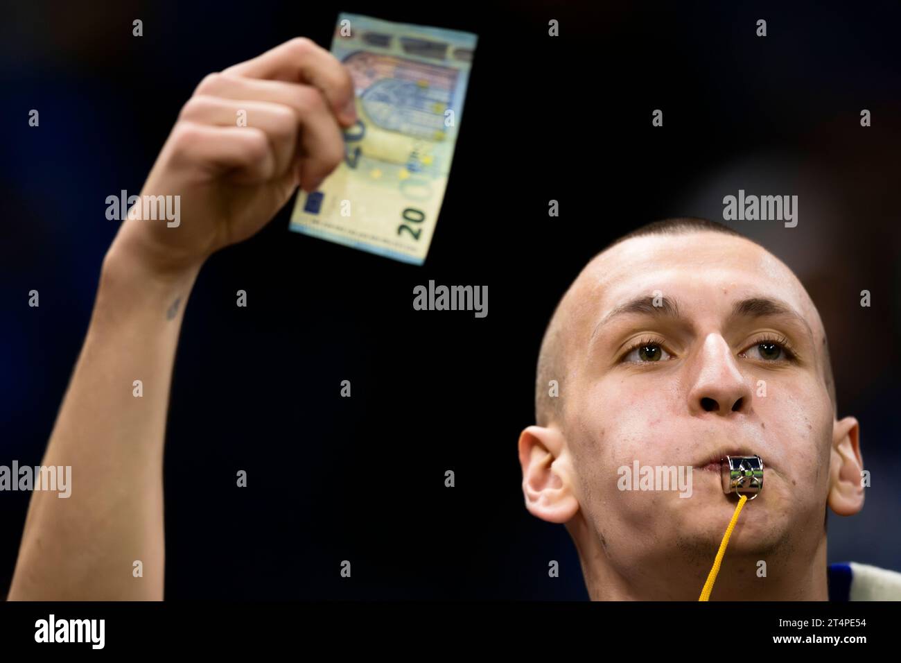 Ein Fan des FC Internazionale pfeift und winkt beim warm Up vor dem Fußballspiel der Serie A zwischen dem FC Internazionale und AS Roma eine 20-Euro-Note gegen Romelu Lukaku von AS Roma. Stockfoto