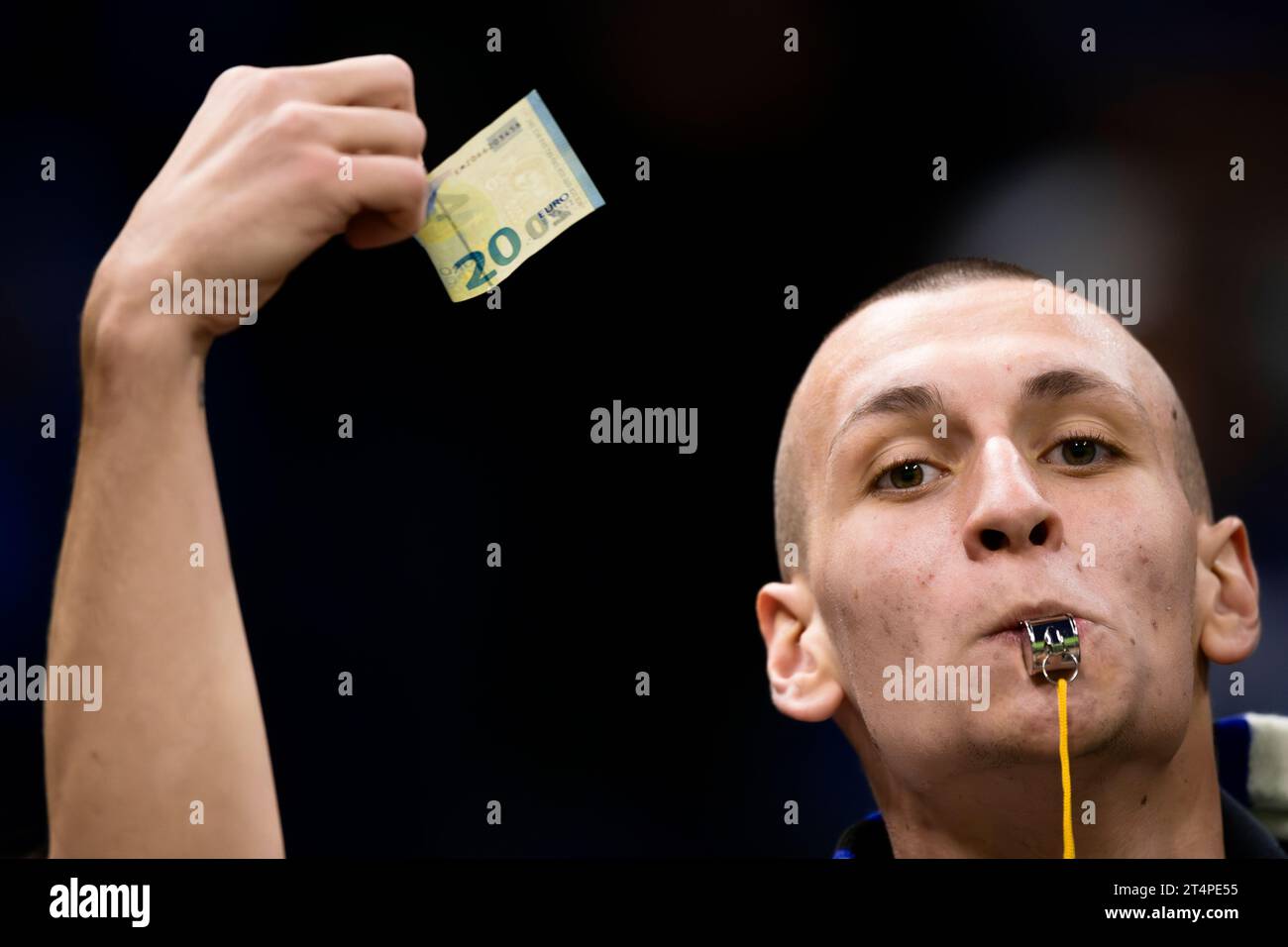 Ein Fan des FC Internazionale pfeift und winkt beim warm Up vor dem Fußballspiel der Serie A zwischen dem FC Internazionale und AS Roma eine 20-Euro-Note gegen Romelu Lukaku von AS Roma. Stockfoto