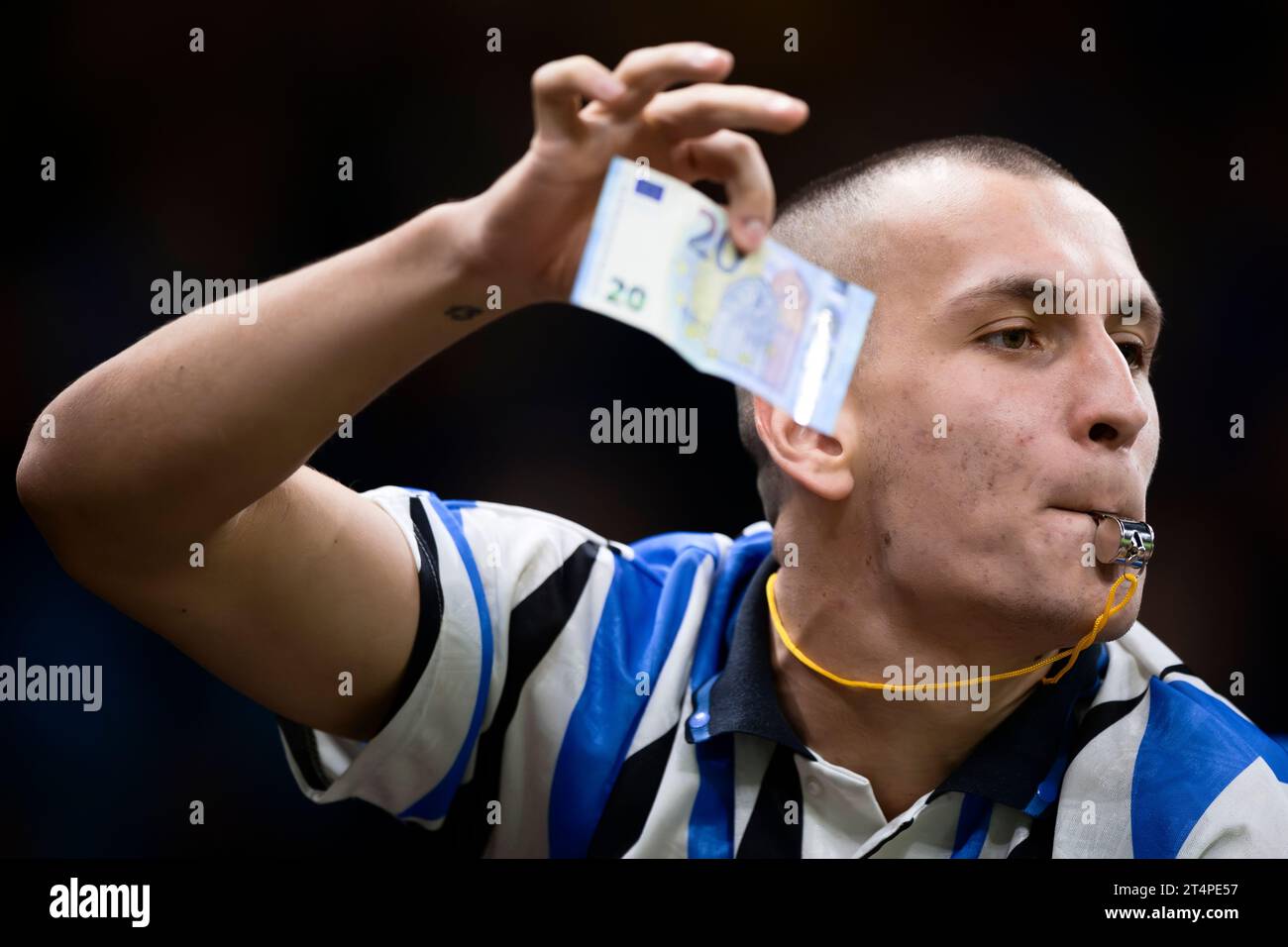 Ein Fan des FC Internazionale pfeift und winkt beim warm Up vor dem Fußballspiel der Serie A zwischen dem FC Internazionale und AS Roma eine 20-Euro-Note gegen Romelu Lukaku von AS Roma. Stockfoto