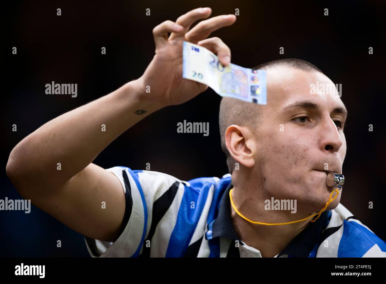 Ein Fan des FC Internazionale pfeift und winkt beim warm Up vor dem Fußballspiel der Serie A zwischen dem FC Internazionale und AS Roma eine 20-Euro-Note gegen Romelu Lukaku von AS Roma. Stockfoto