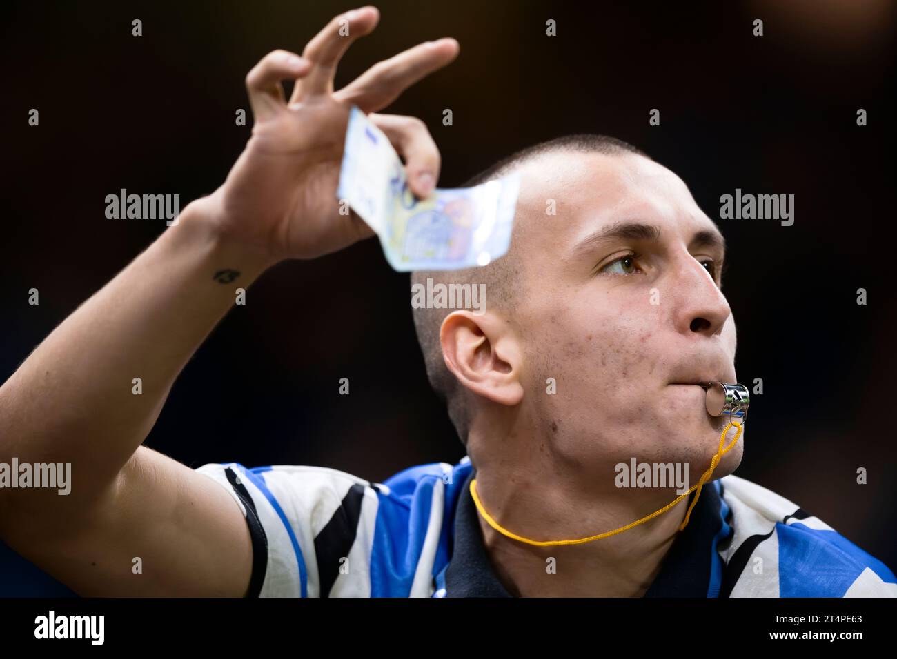 Ein Fan des FC Internazionale pfeift und winkt beim warm Up vor dem Fußballspiel der Serie A zwischen dem FC Internazionale und AS Roma eine 20-Euro-Note gegen Romelu Lukaku von AS Roma. Stockfoto