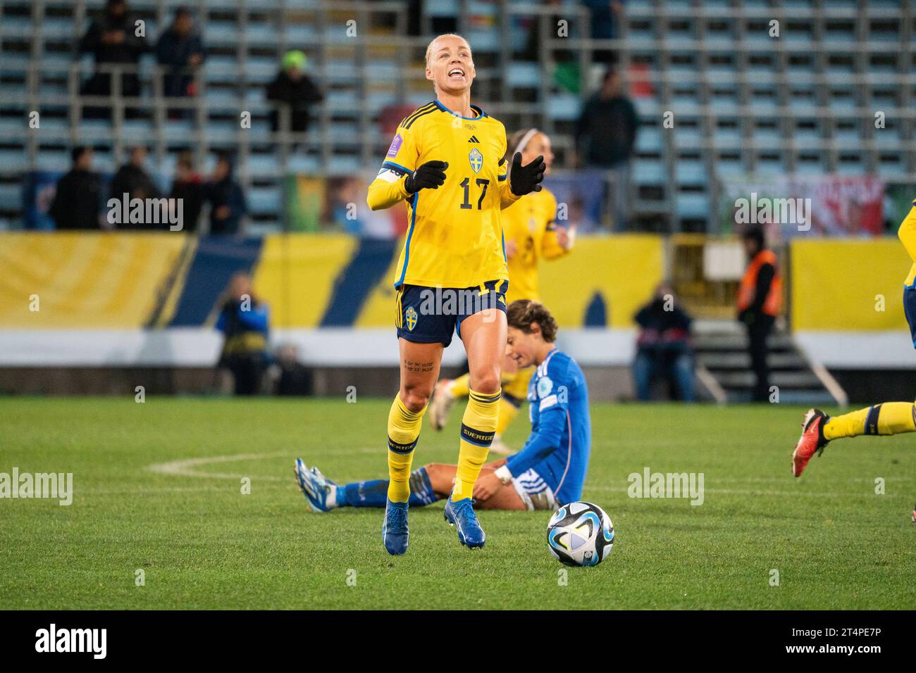 Malmoe, Schweden. 31. Oktober 2023. Caroline Seger (17) aus Schweden wurde während des Spiels der UEFA Nations League zwischen Schweden und Italien im Eleda Stadion in Malmoe gesehen. (Foto: Gonzales Photo/Alamy Live News Stockfoto