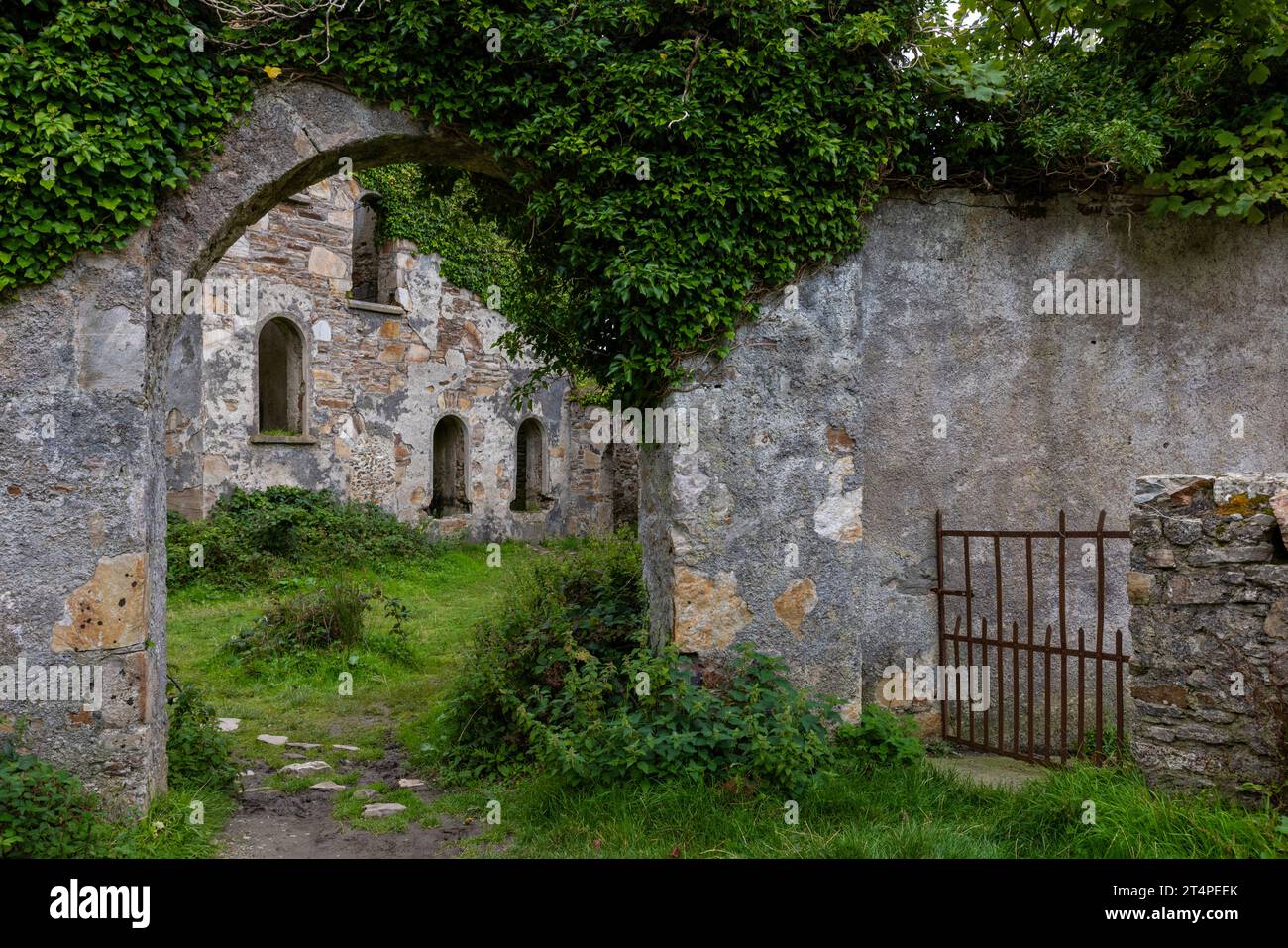 Clifden Castle ist eine Burgruine aus dem 19. Jahrhundert in Connemara, Irland. Stockfoto