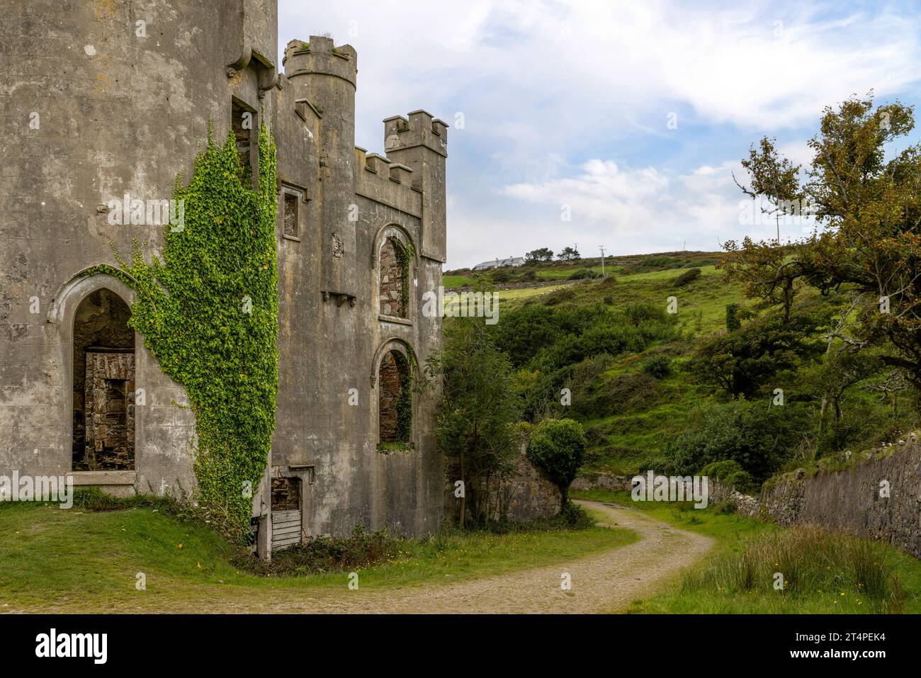 Clifden Castle ist eine Burgruine aus dem 19. Jahrhundert in Connemara, Irland. Stockfoto