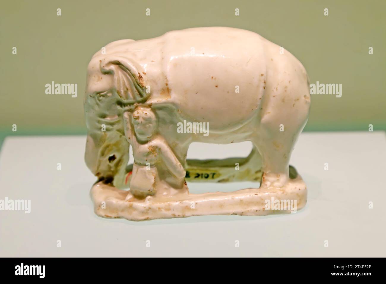 Chinesischer alter Keramikelefant Stockfoto