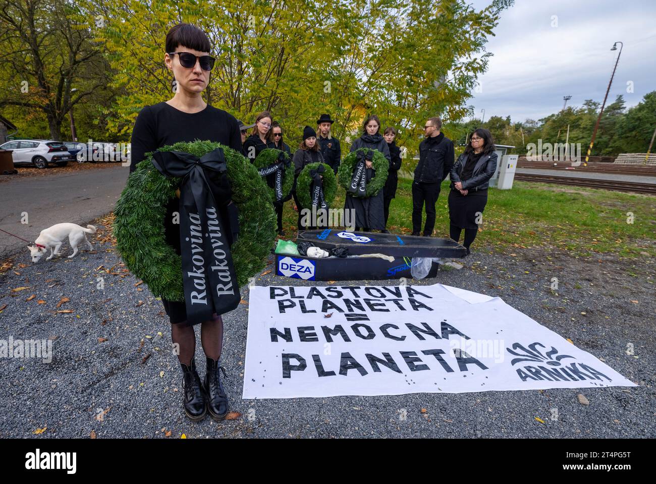 Neratovice, Tschechische Republik. November 2023. Begräbnisprozession mit einem Sarg für die Opfer der chemischen und plastischen Verschmutzung, organisiert von Arnika in Neratovice, Bezirk Melnik, am 1. November 2023. Die Veranstaltung startete eine Petition mit dem Titel Future Without Plastics, in der Regierungen und Unternehmen aufgefordert werden, Verantwortung für die chemische und plastische Verschmutzung des Planeten zu übernehmen. Quelle: Michaela Rihova/CTK Photo/Alamy Live News Stockfoto