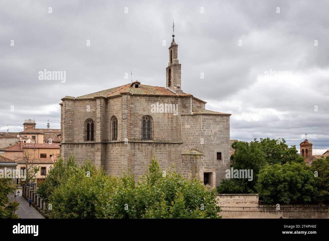 Die Mosen Rubi Kapelle, ein ehemaliges Kloster der Dominikanerinnen im gotischen Archivstil mit Glockenturm von der Mauer von Avila, Spanien. Stockfoto