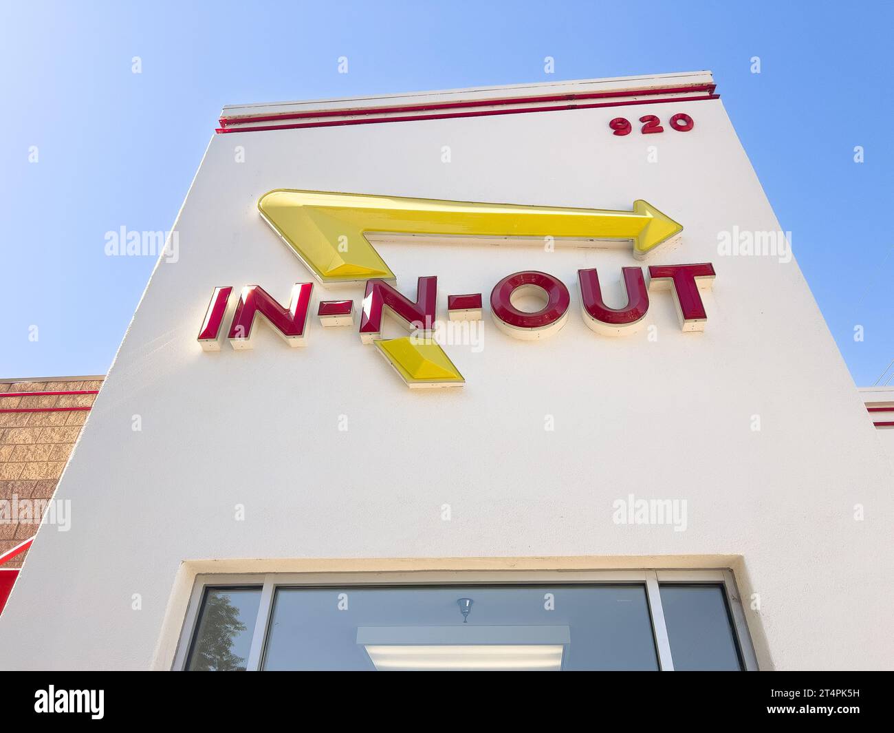 In-N-Out ist eine amerikanische Fast-Food-Kette, die sich auf Burger spezialisiert hat, die für ihr geheimes Menü und ihre Sauce im Tierstil berühmt sind. Stockfoto