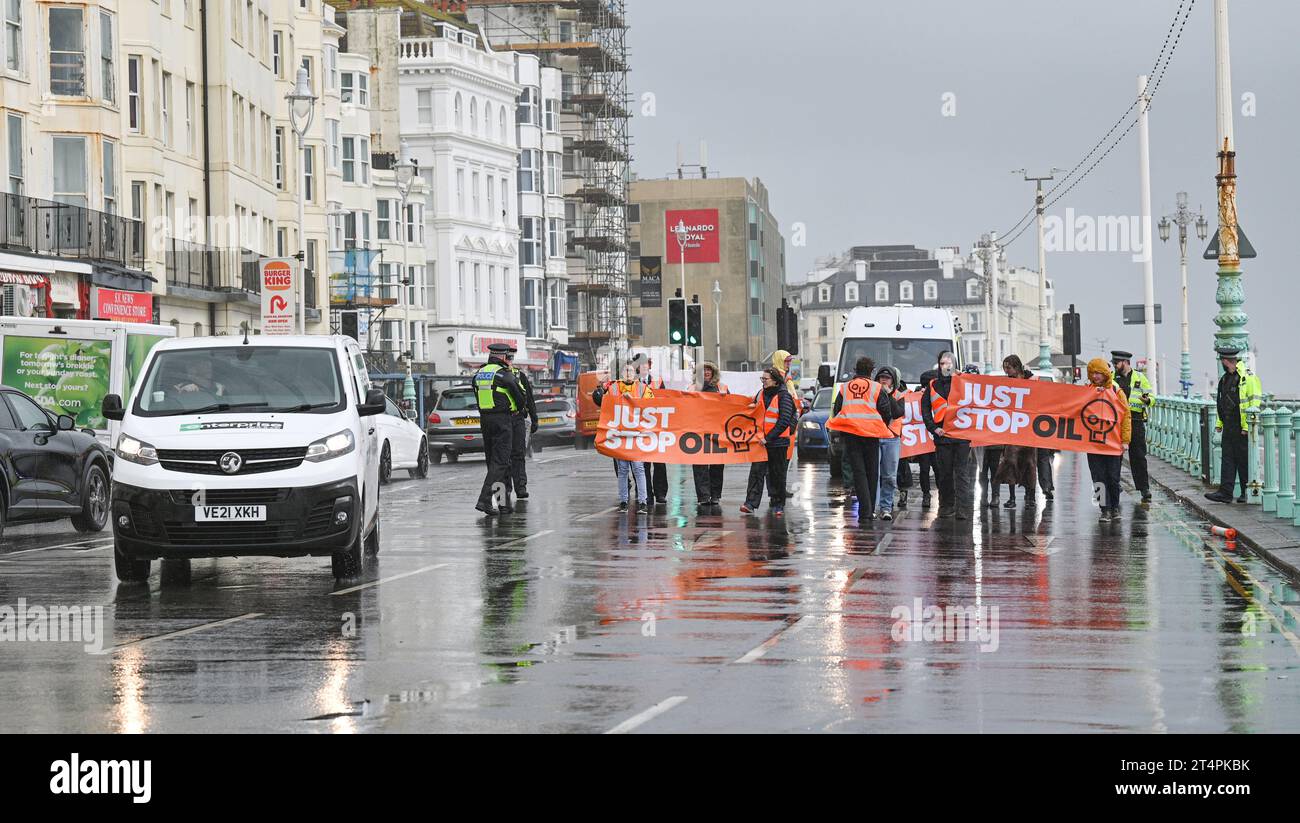 Brighton UK 1. November 2023 - Just Stop Oil Protestiers halten den Verkehr entlang der Brighton Seafront auf, während sie sich für die britische Regierung zur Beendigung der Lizenzierung und Produktion neuer fossiler Brennstoffe einsetzen: Credit Simon Dack / Alamy Live News Stockfoto