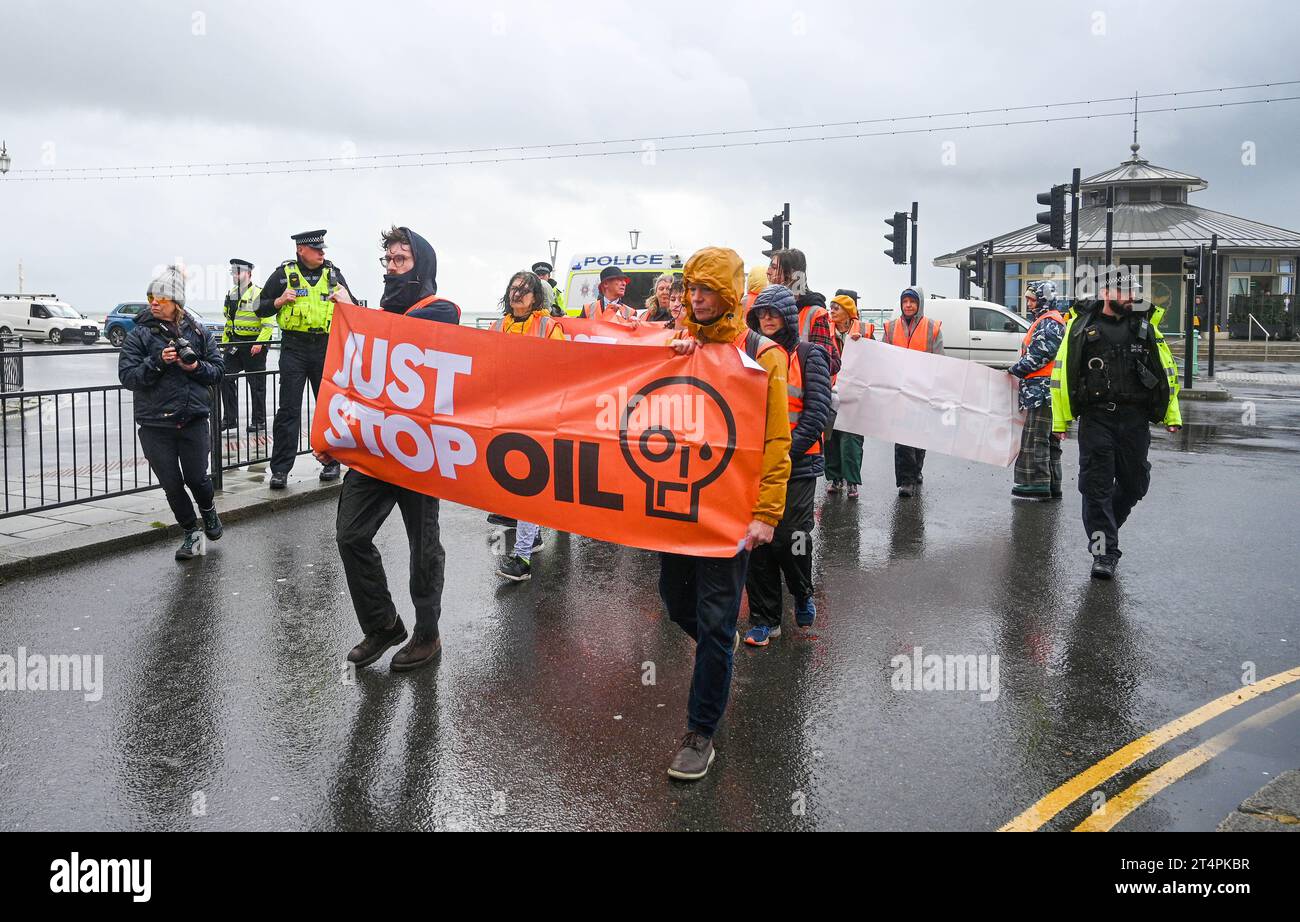 Brighton UK 1. November 2023 - Just Stop Oil Protestiers halten den Verkehr entlang der Brighton Seafront auf, während sie sich für die britische Regierung zur Beendigung der Lizenzierung und Produktion neuer fossiler Brennstoffe einsetzen: Credit Simon Dack / Alamy Live News Stockfoto