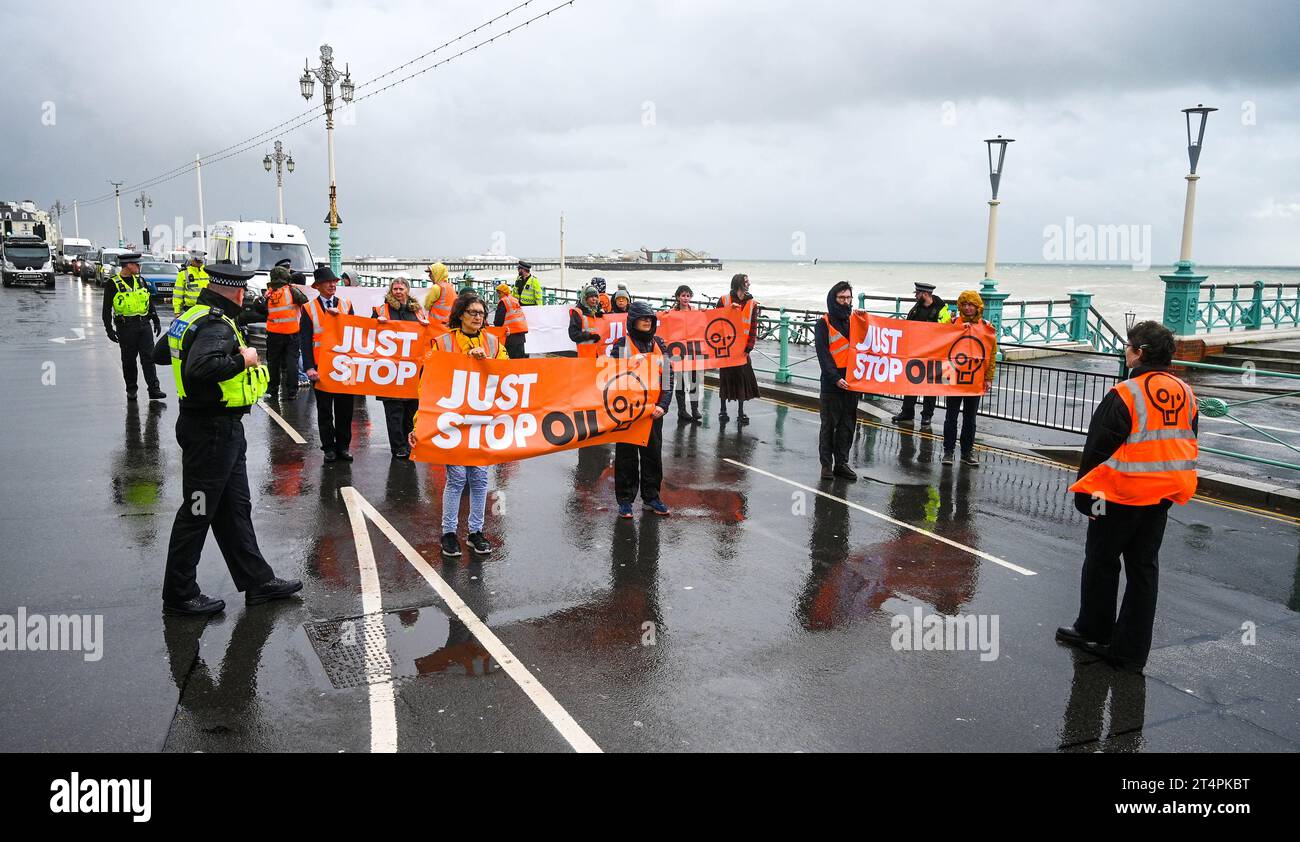 Brighton UK 1. November 2023 - Just Stop Oil Protestiers halten den Verkehr entlang der Brighton Seafront auf, während sie sich für die britische Regierung zur Beendigung der Lizenzierung und Produktion neuer fossiler Brennstoffe einsetzen: Credit Simon Dack / Alamy Live News Stockfoto