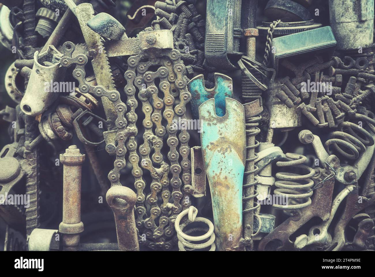 Abstrakter industrieller Hintergrund aus alten Maschinenteilen, selektiver Fokus, Farbtonung angewendet. Stockfoto