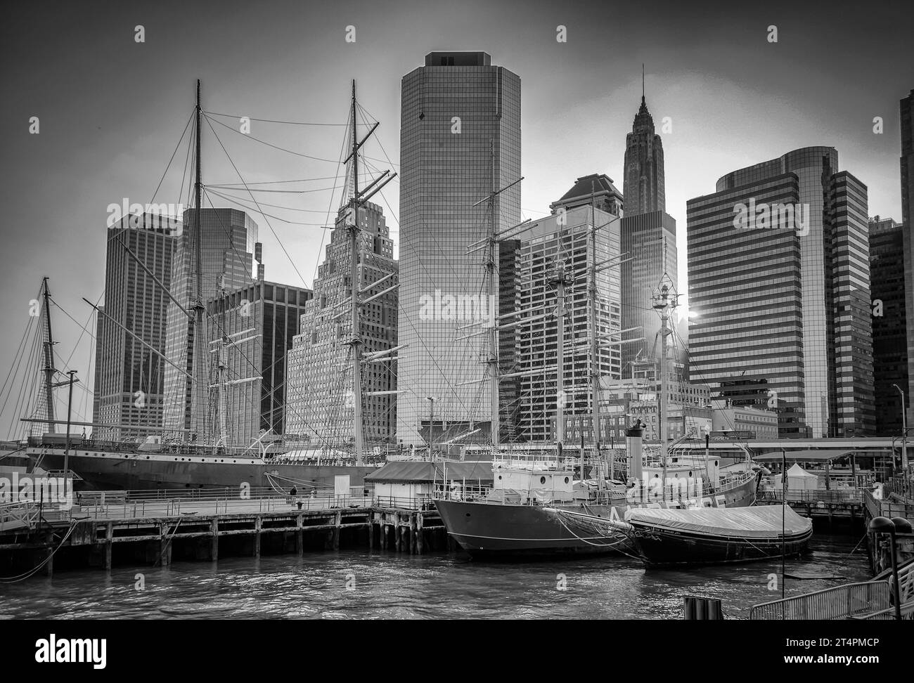 NEW YORK CITY - MAI 30: South Street Seaport am 30. Mai 2013 in New York City, USA. Der Hafen ist ein ausgewiesener historischer Bezirk mit dem größten Stockfoto