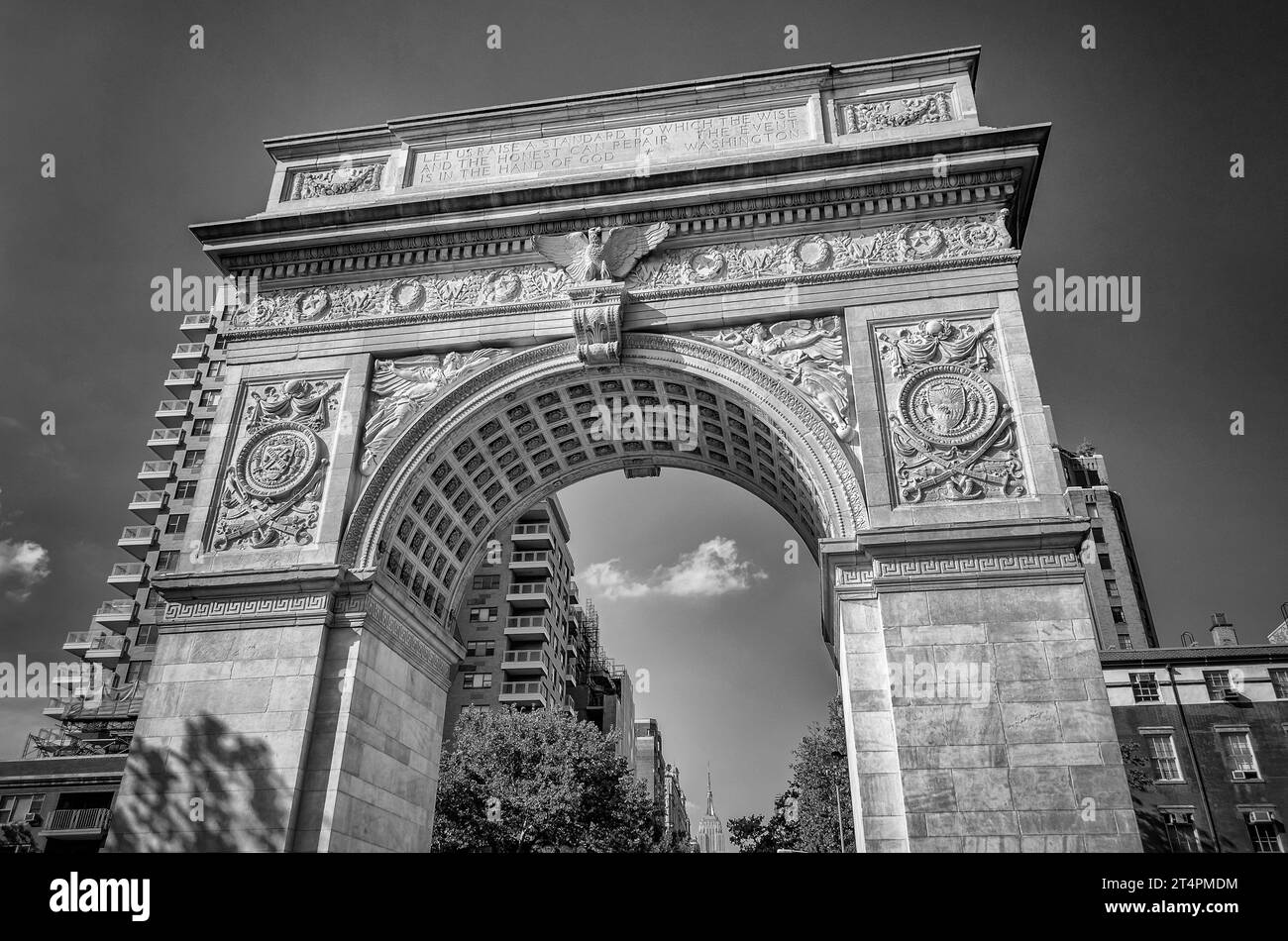 NEW YORK CITY - 1. JUNI: Washington Square Arch am 1. Juni 2013 in New York City, USA. Der Bogen wurde 1892 zum Gedenken an George Washington Cent erbaut Stockfoto