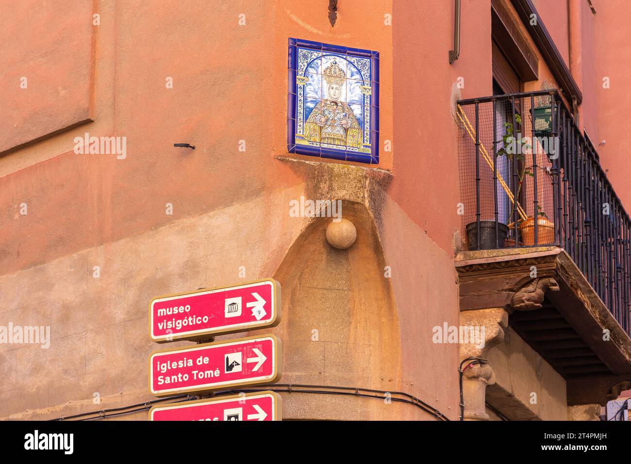 Toledo, Spanien, 08.10.21. Traditionelle Gebäudeecke mit dem Symbol der Jungfrau Maria, kleine Steinkugel, die einen Brunnen im Inneren anzeigt, und Wegweiser Stockfoto