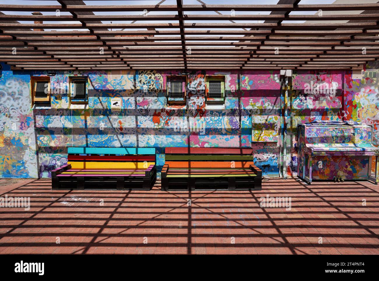Ein farbenfroher und lebhafter Sitzbereich mit Graffiti im Port Adelaide Stockfoto