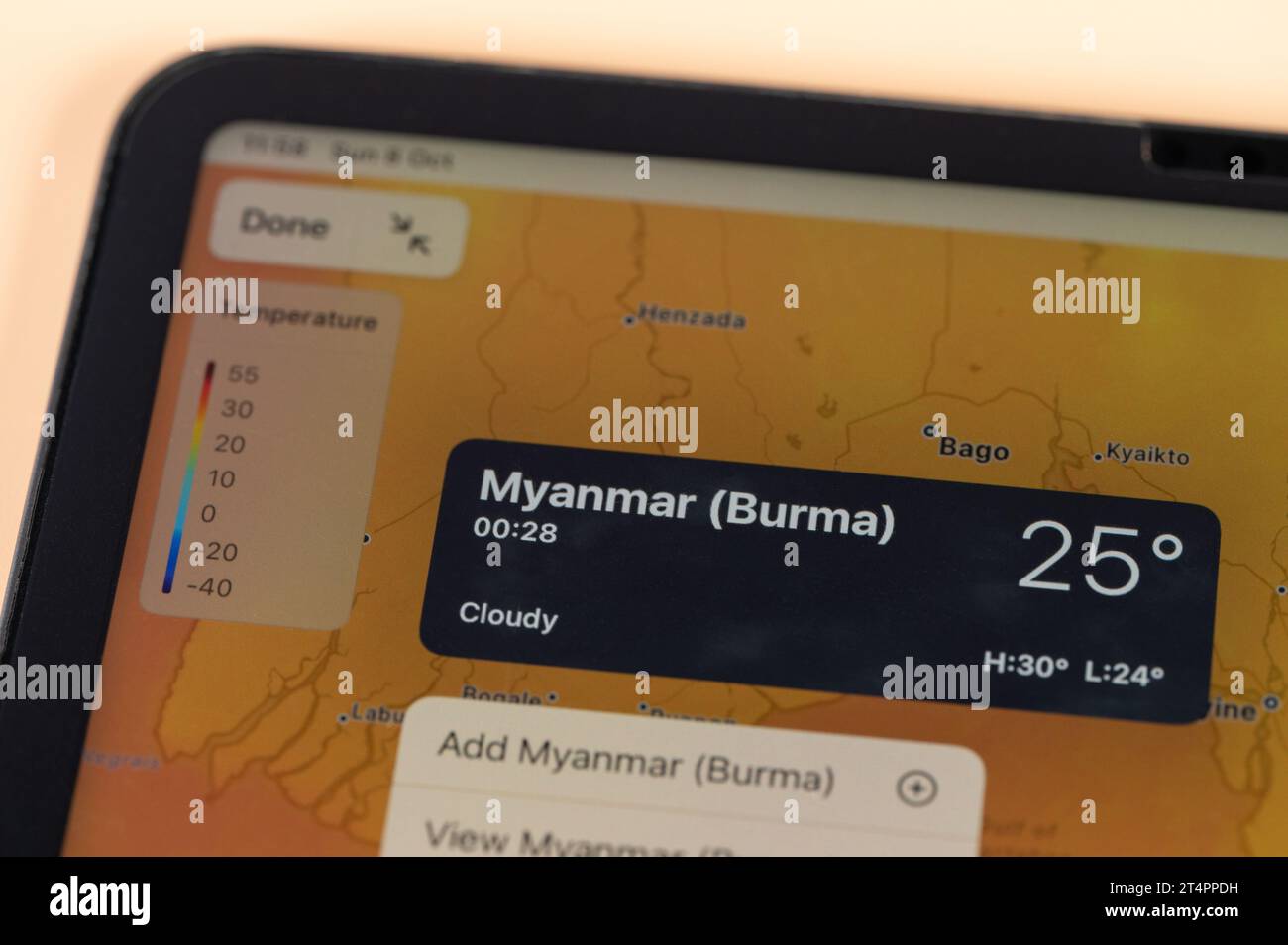 New York, USA – 8. Oktober 2023: Überprüfung der Temperatur draußen in Myanmar mit der Online-App ipad Tablet-Bildschirm Nahansicht Stockfoto