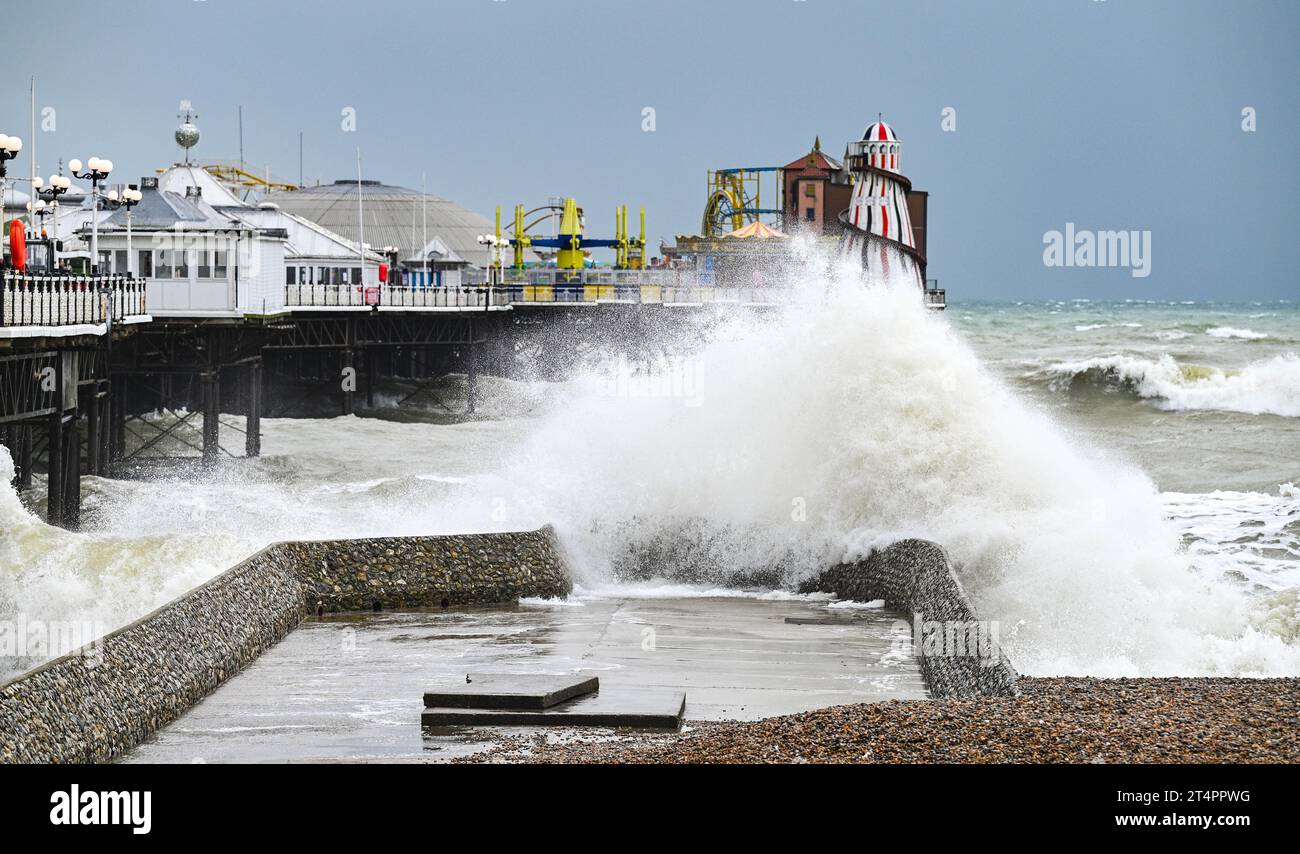 Brighton UK 1. November 2023 - Wellen stürzen bei starkem Wind am Pier auf Brighton, als Storm Ciaran sich Großbritannien nähert und für einige Teile Großbritanniens gelbe und gelbe Wetterwarnungen ausgegeben werden: Credit Simon Dack / Alamy Live News Stockfoto