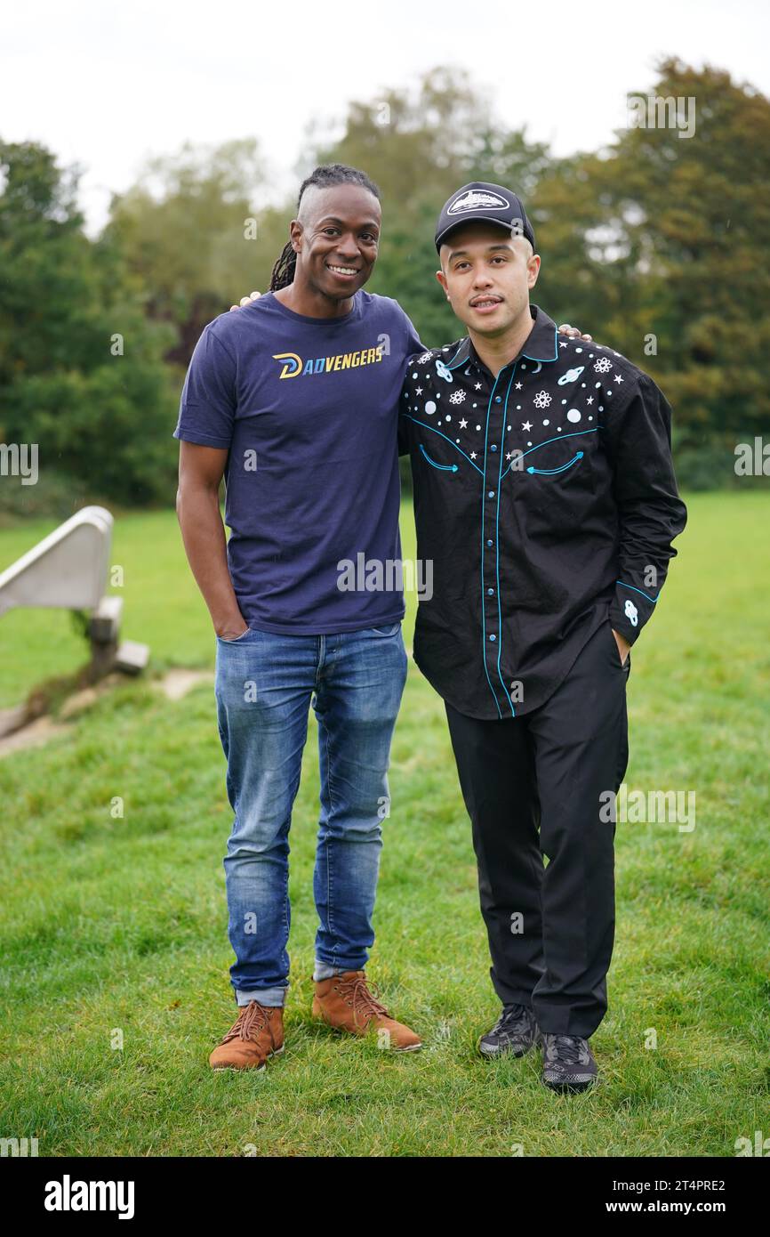 Der Gründer von Dadvengers, Nigel Clarke (links), posiert mit Jax Jones während eines Dad Walks in Arnos Grove im Norden Londons. Bilddatum: Mittwoch, 1. November 2023. Stockfoto