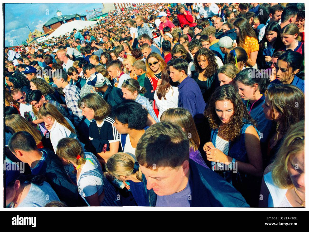 POP-FANS, BARRY ISLAND, 1996: Am 27. Mai 1996 versammelt sich eine riesige Menschenmenge am Strand in der Nähe des Barry Island Pleasure Park zu einem Red Dragon FM Pop Concert mit Dutzenden von Pop-Acts in Barry, Wales, Großbritannien. Foto: Rob Watkins Stockfoto