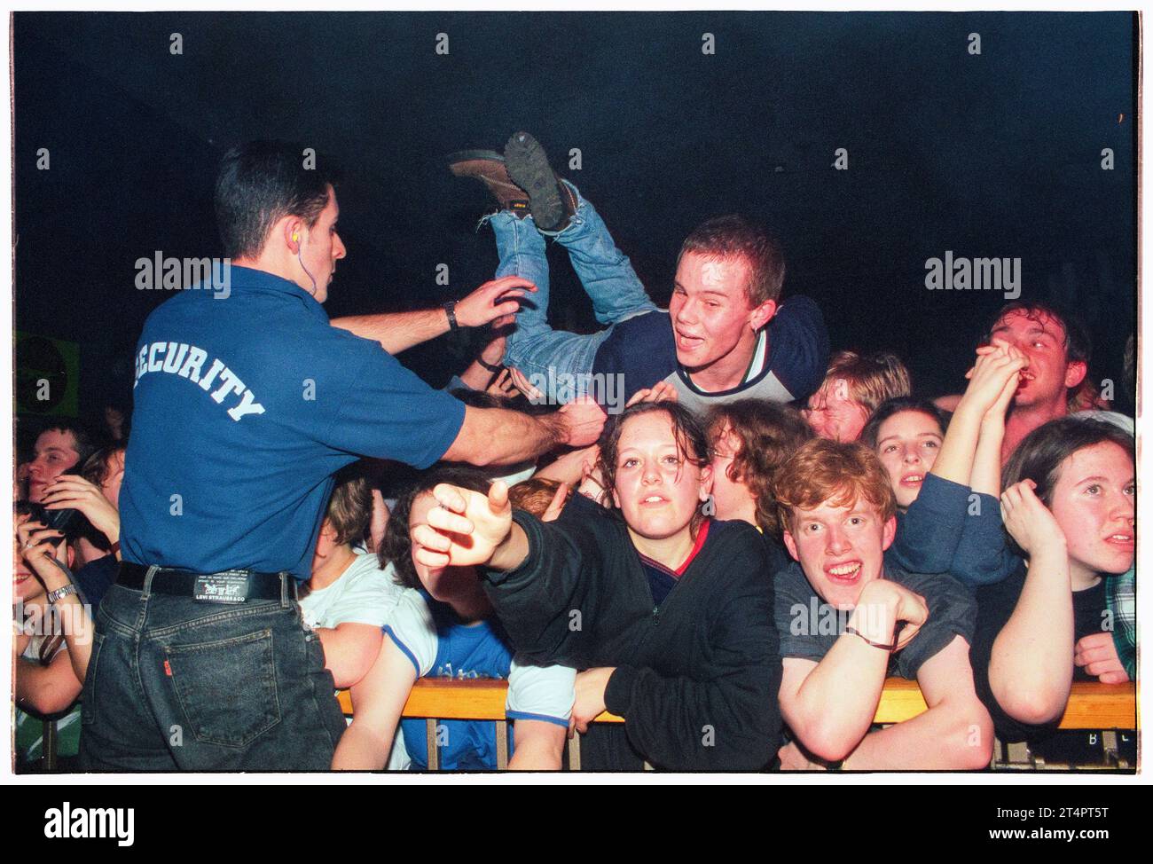 CROWD SURFING BOY, BRISTOL UNIVERSITY, 1996: Junge Fans in der Menge kämpfen gegen die Sicherheitsbarriere während der Bluetones Tour in der Bristol University Anson Rooms in Bristol, England, Großbritannien im Januar 1996. Foto: Rob Watkins Stockfoto