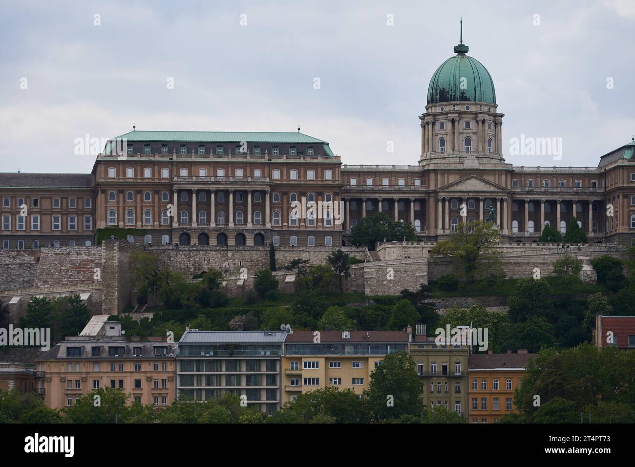 Königspalast von Budapest (Ungarisch Budavári Palota) mit grüner Kuppel im historischen Zentrum der Stadt. Budapest, Ungarn - 7. Mai 2019 Stockfoto