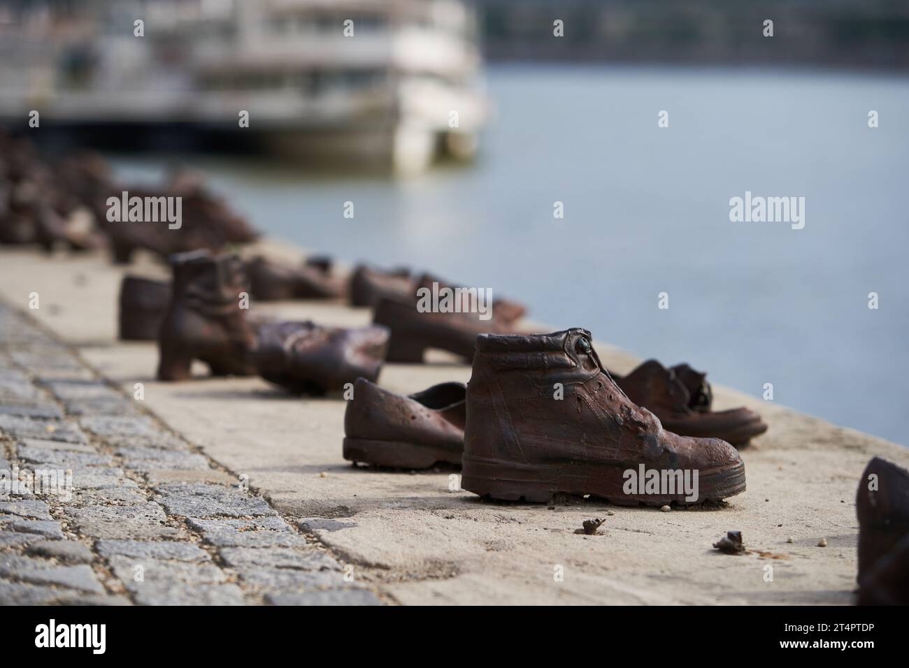 Rostige Metallschuhe am Donauufer (Ungarisch: Cipők a Duna-parton). Budapest, Ungarn - 7. Mai 2019 Stockfoto