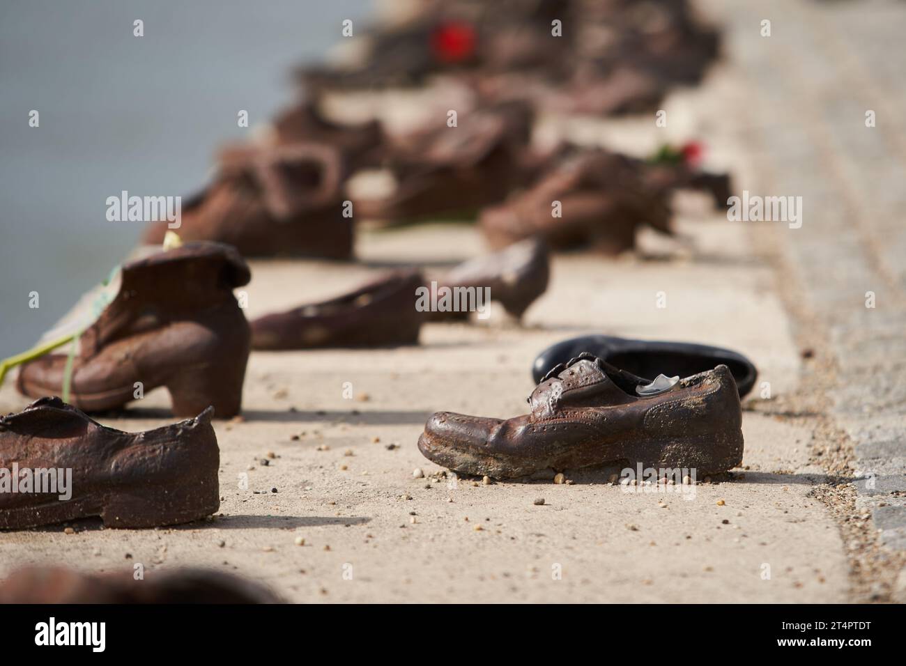 Schuhe am Donauufer (Ungarisch: Cipők a Duna-parton) ist eine Gedenkstätte, die am 16. April 2005 errichtet wurde. Budapest, Ungarn - 7. Mai 2019 Stockfoto