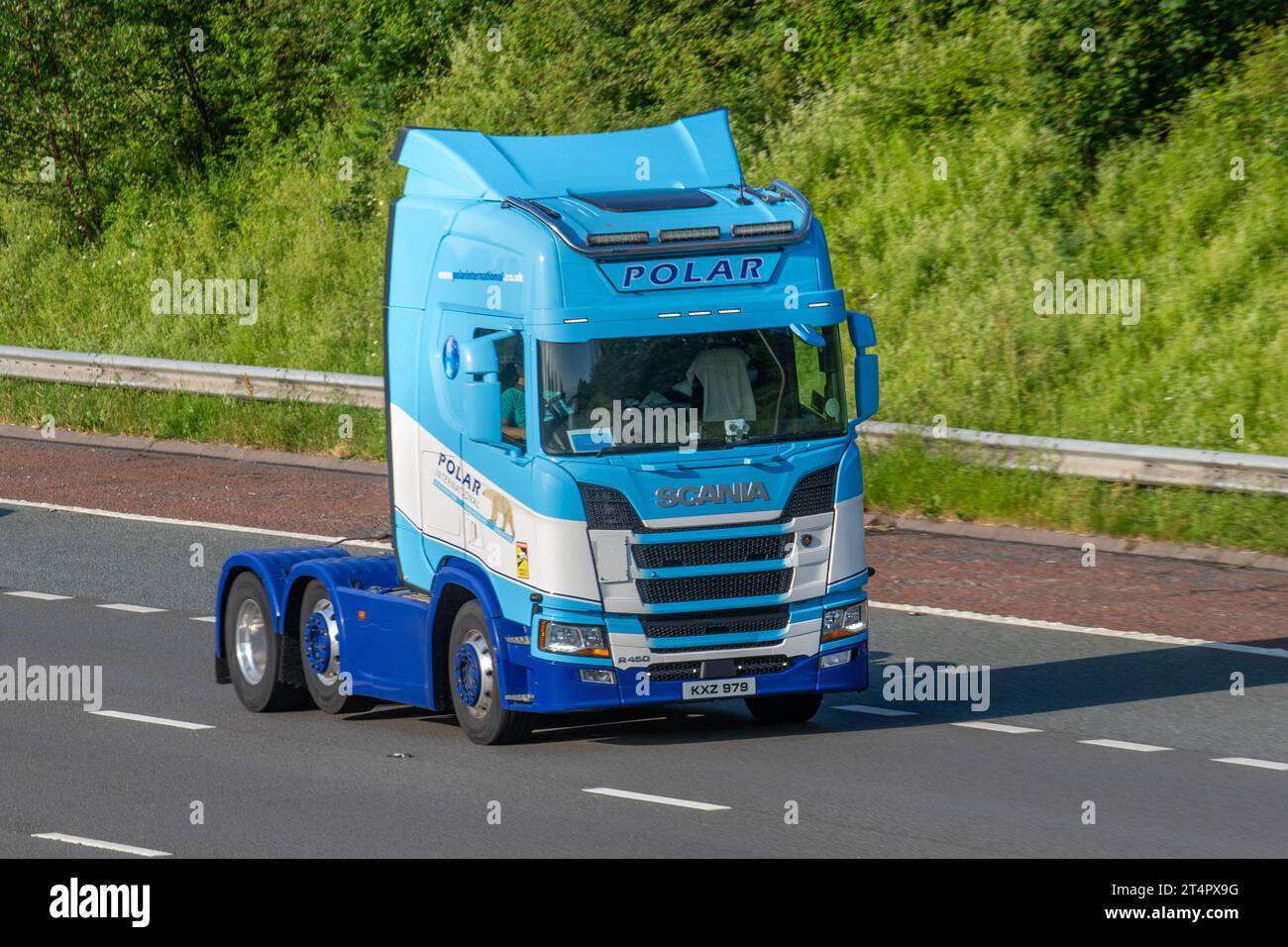 Polar Ireland International Freight Transport Logistics Service Scania R450 Sattelzugmaschine Antriebsstrang; Fahrt auf der Autobahn M6 im Großraum Manchester, Großbritannien Stockfoto