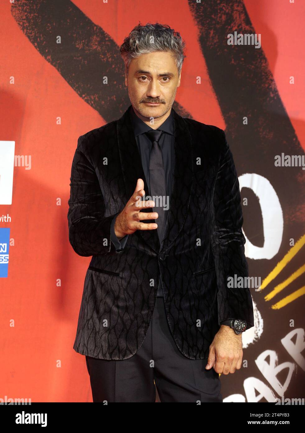 Taika Waititi nimmt an der „JoJo Rabbit“ European Premiere während des 63. BFI London Film Festivals am Odeon Luxe Leicester Square in London Teil. (Foto: Fred Duval / SOPA Images/SIPA USA) Stockfoto