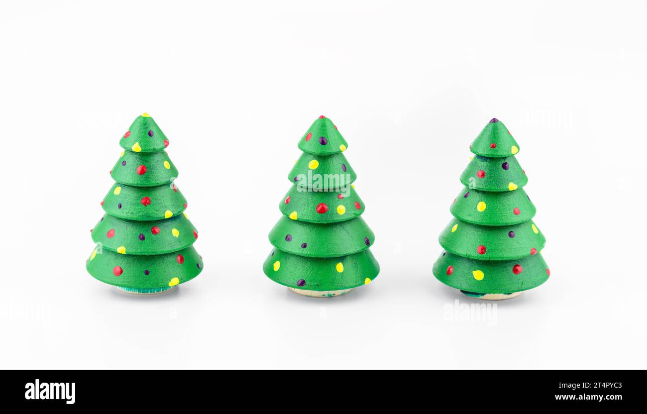 Weihnachtsbäume in Folge auf dem Weißen Regal. Frohes neues Jahr und fröhliches Weihnachtsbanner. Stockfoto