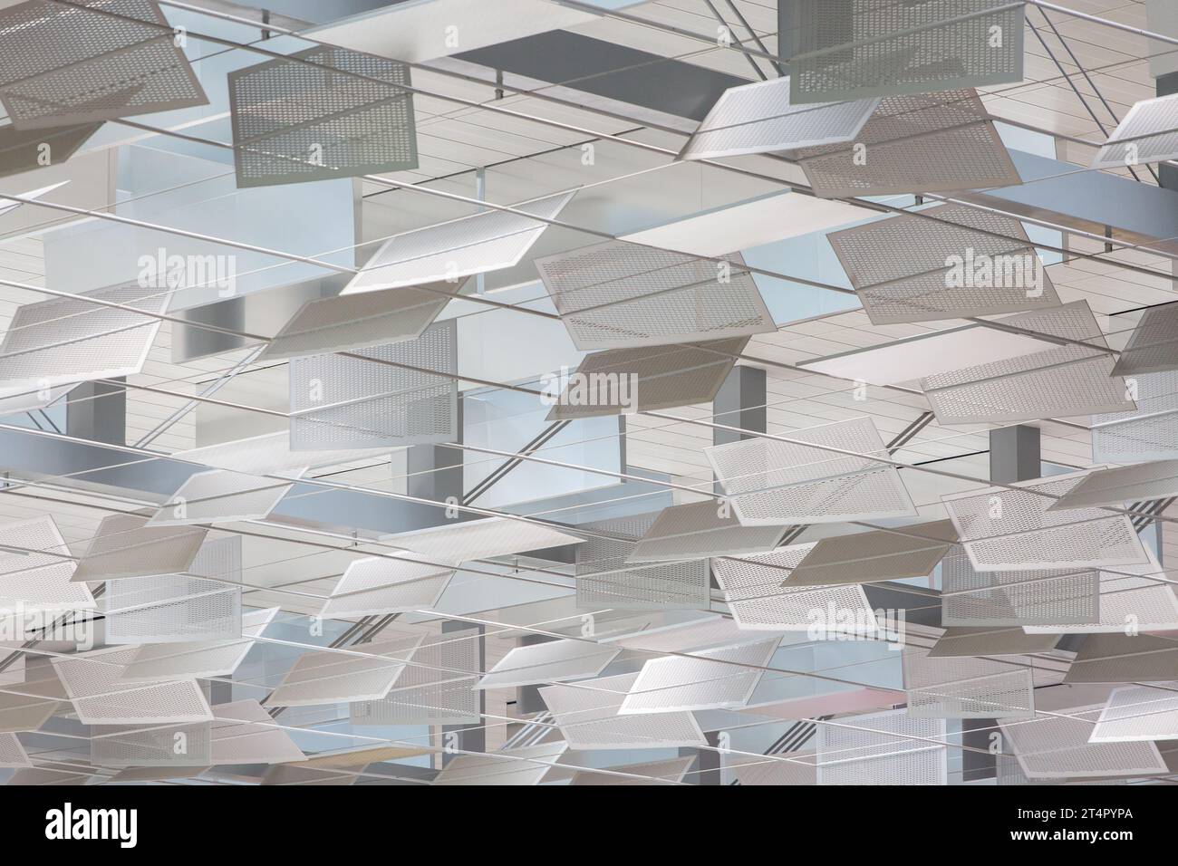 Reinigung nach oben Nahansicht Changi Airport Terminal 3 hohe Decke mit verstellbaren Paneelen zur Maximierung des natürlichen Lichtes. Luftige Atmosphäre. Singapur. Stockfoto