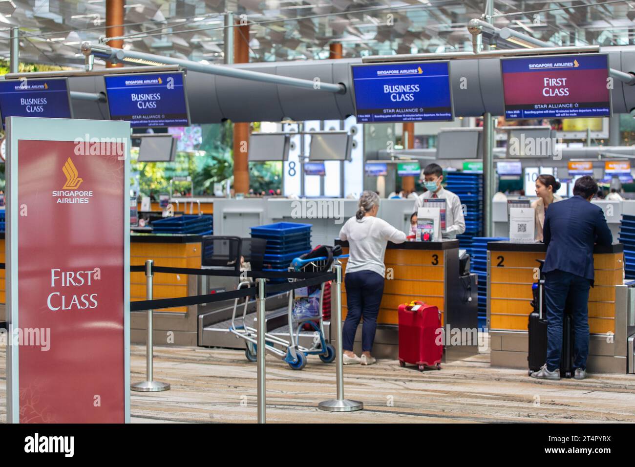 Passagiere checken am Terminal 3 des Flughafens Changi in der Business Class und der First Class für ihren Flug mit der Fluggesellschaft Singapur ein. Stockfoto