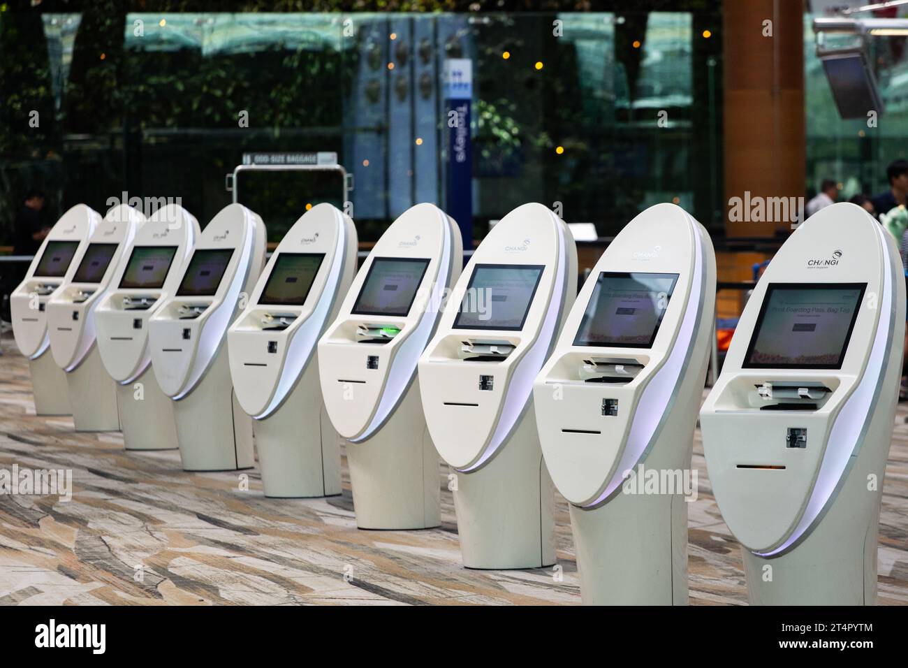 Eine Reihe von schnellen und nahtlosen Reiseautomaten für Check-in-Automaten in der Abflughalle des Flughafenterminals Changi. Singapur. Stockfoto