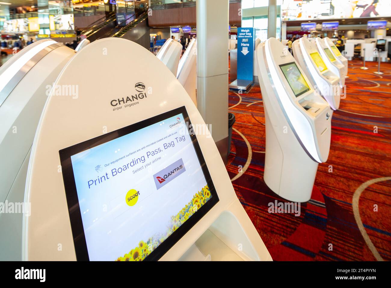 Automatisierte Check-in-Automaten am Changi Airport Terminal bieten schnellen Service und das Drucken von Bordkarten für ausgewählte Fluggesellschaften – ideal für redaktionelle Zwecke. Stockfoto
