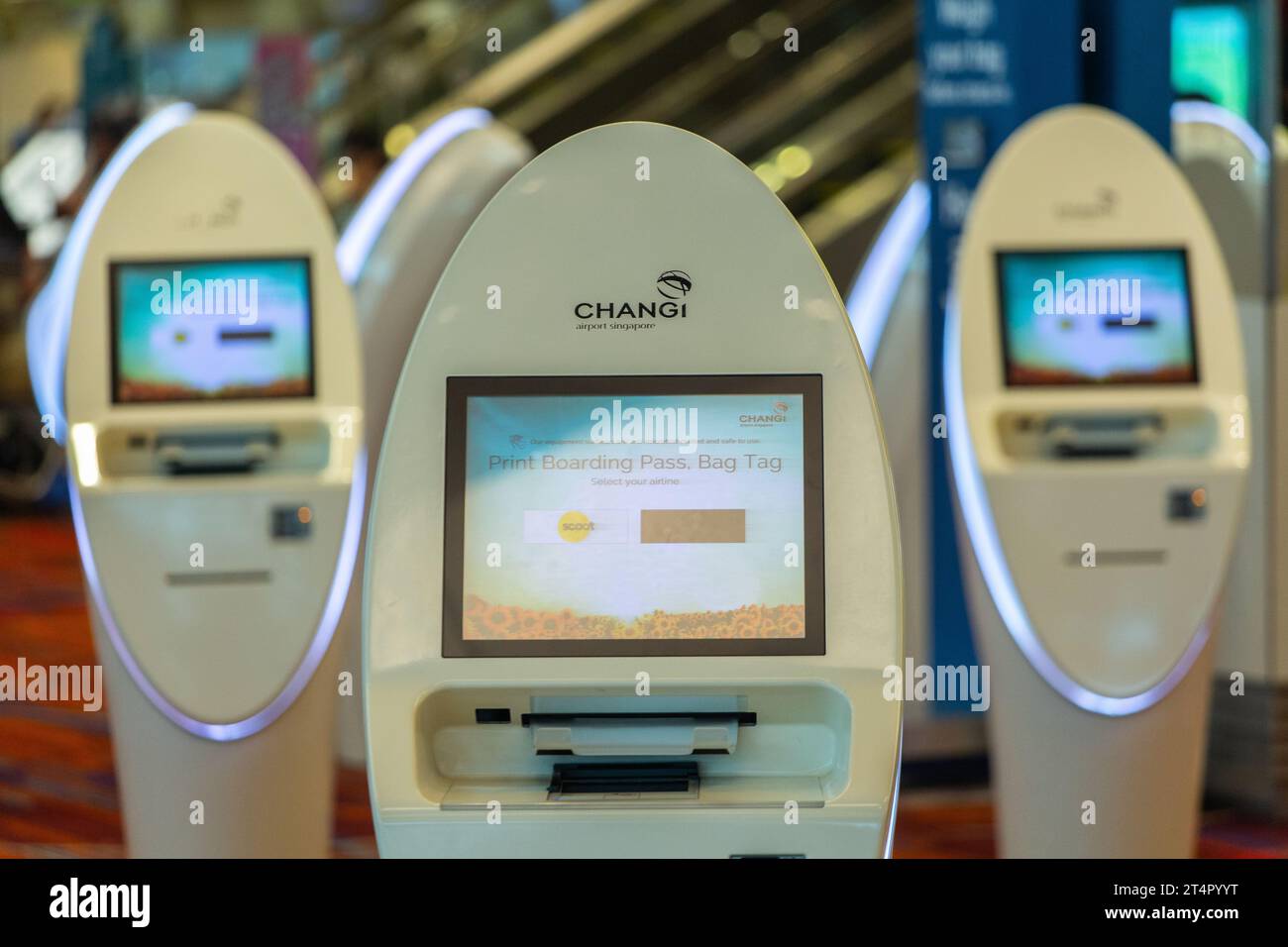Automatisierte Check-in-Automaten am Changi Airport Terminal bieten schnellen Service und das Drucken von Bordkarten für ausgewählte Fluggesellschaften – ideal für redaktionelle Zwecke. Stockfoto