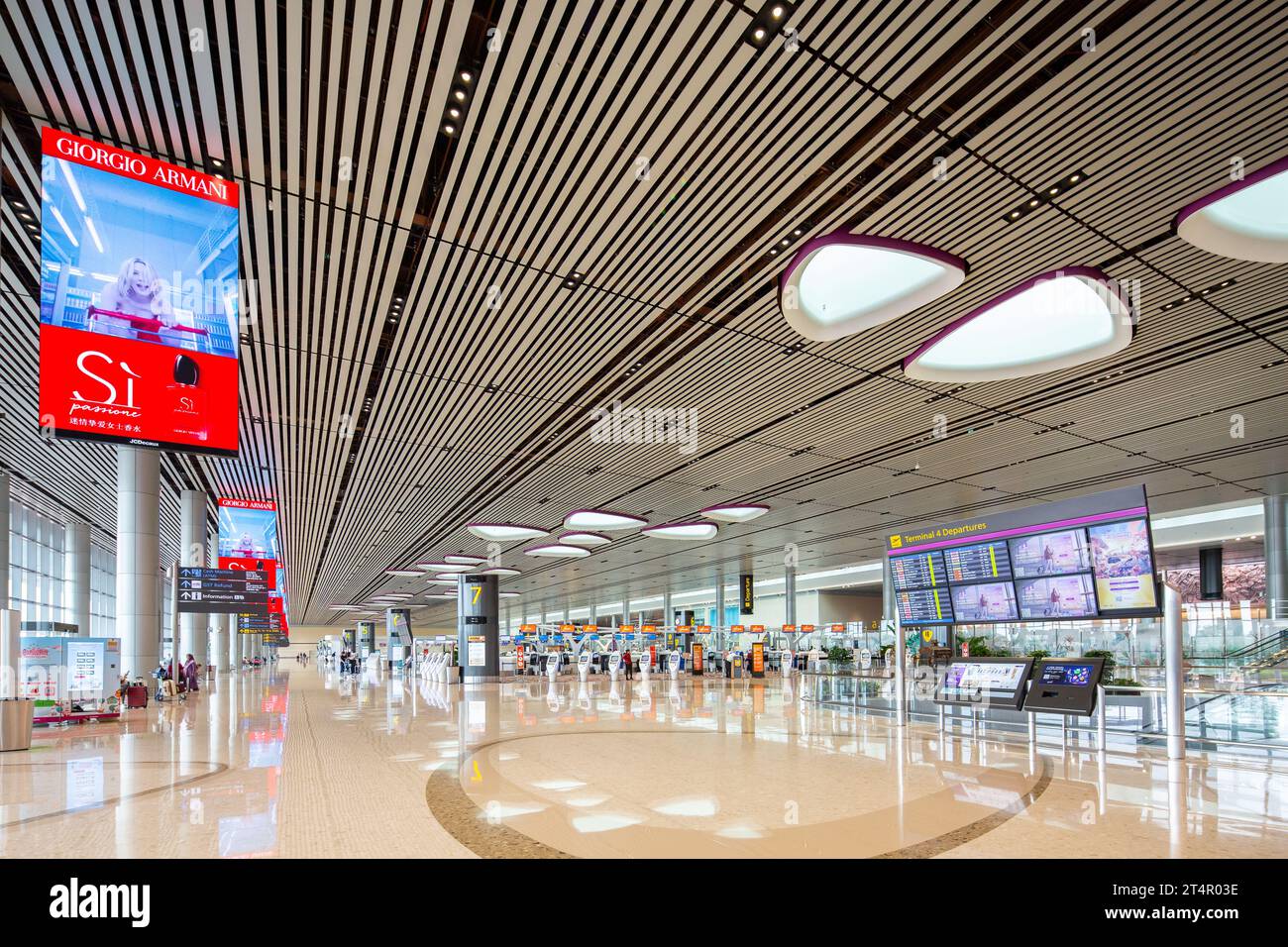 Das Terminal 4 des Flughafens Changi ist mit massiven Übergangsräumen ausgestattet, in denen die Passagiere Verbindungen zu anderen Teilen Südostasiens herstellen können. Stockfoto